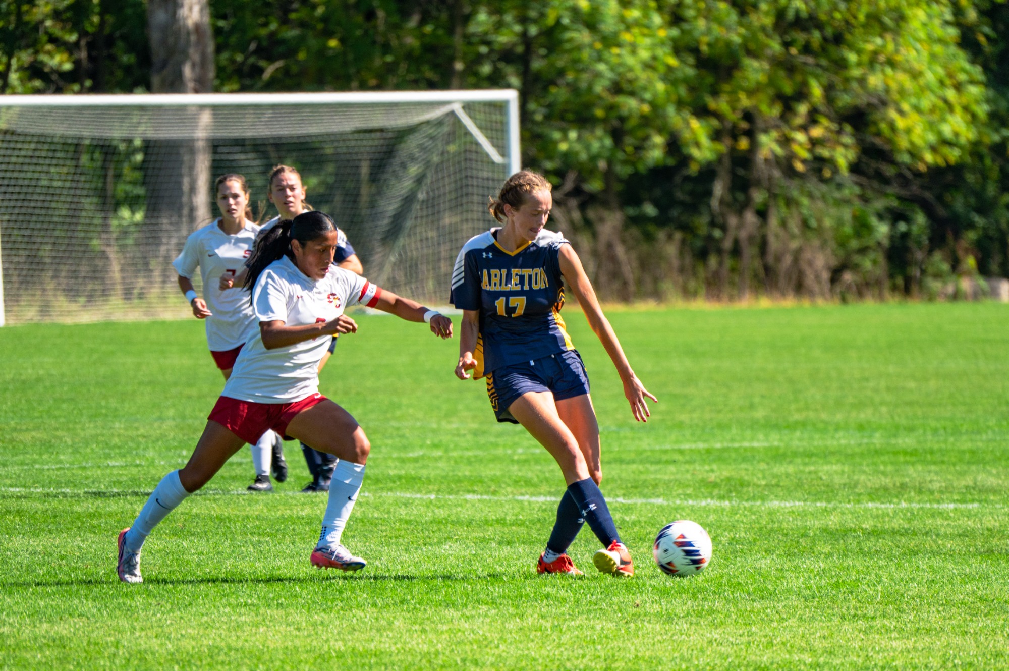 Lola Feurer passes the ball