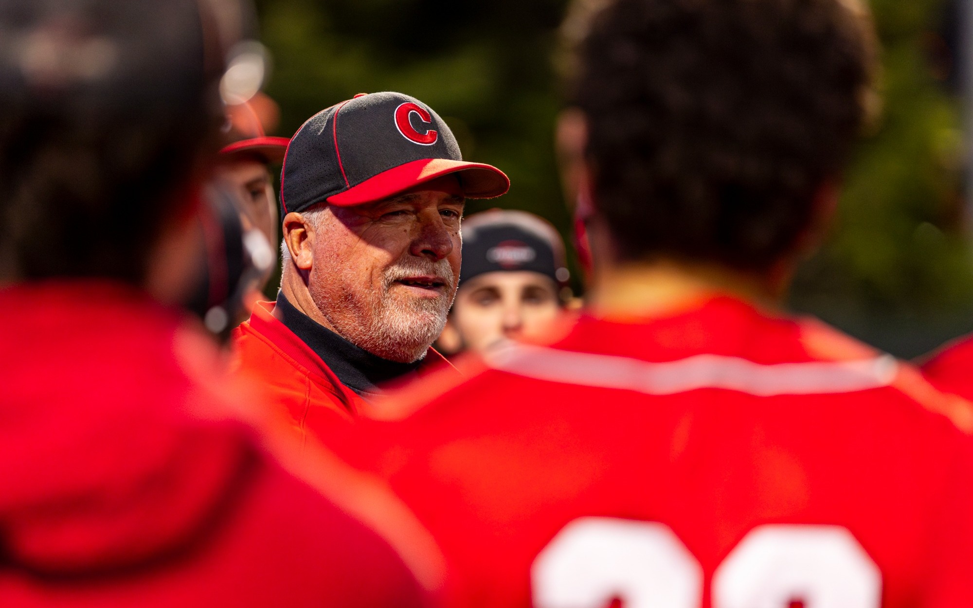 Augie Schmidt address the team in a huddle