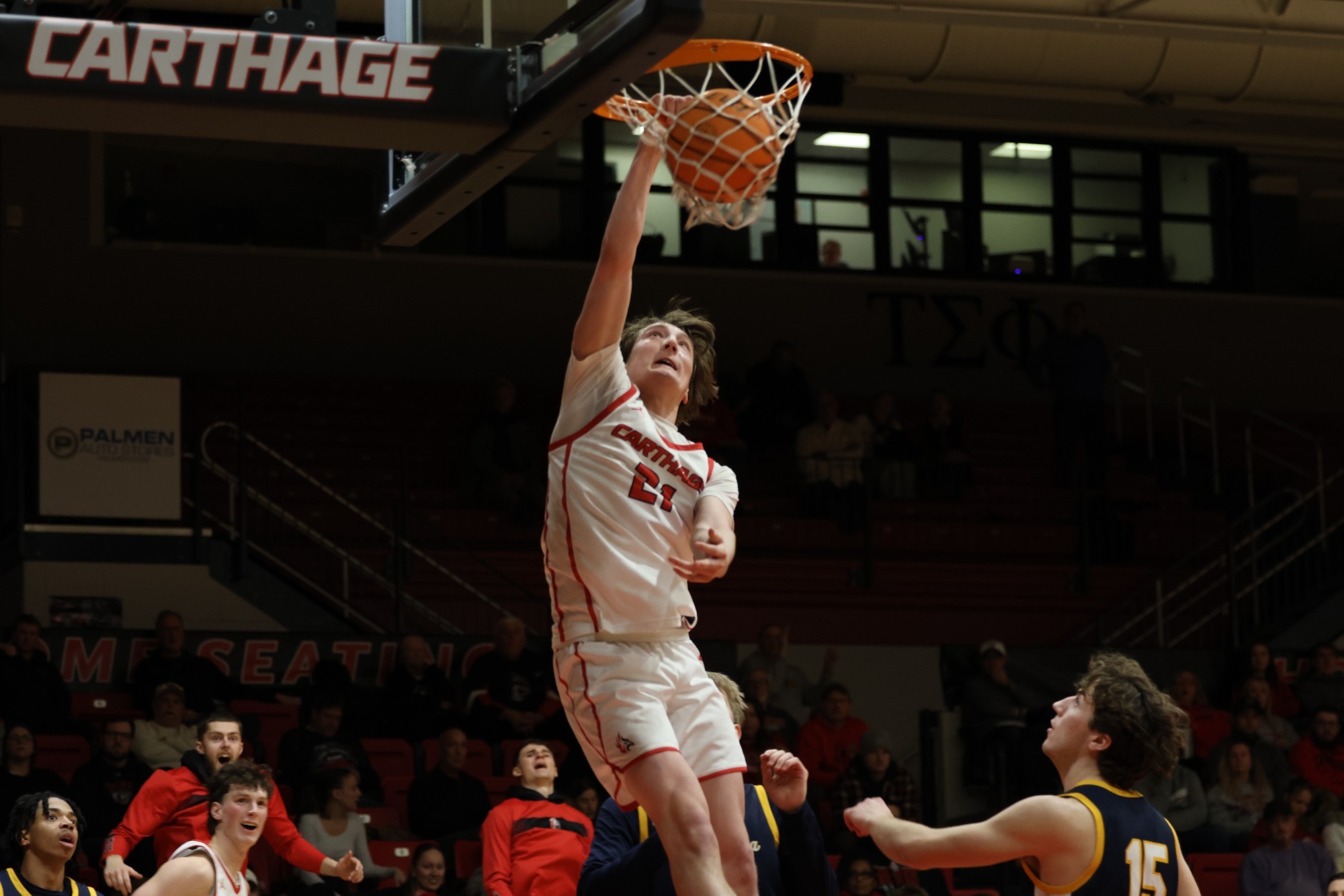 Griffin Daun dunks the ball