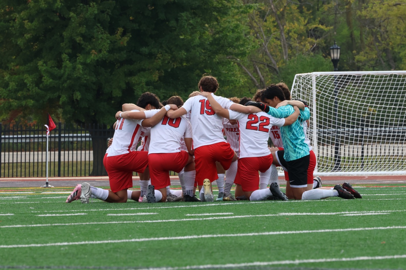 Men's soccer gathers before kickoff