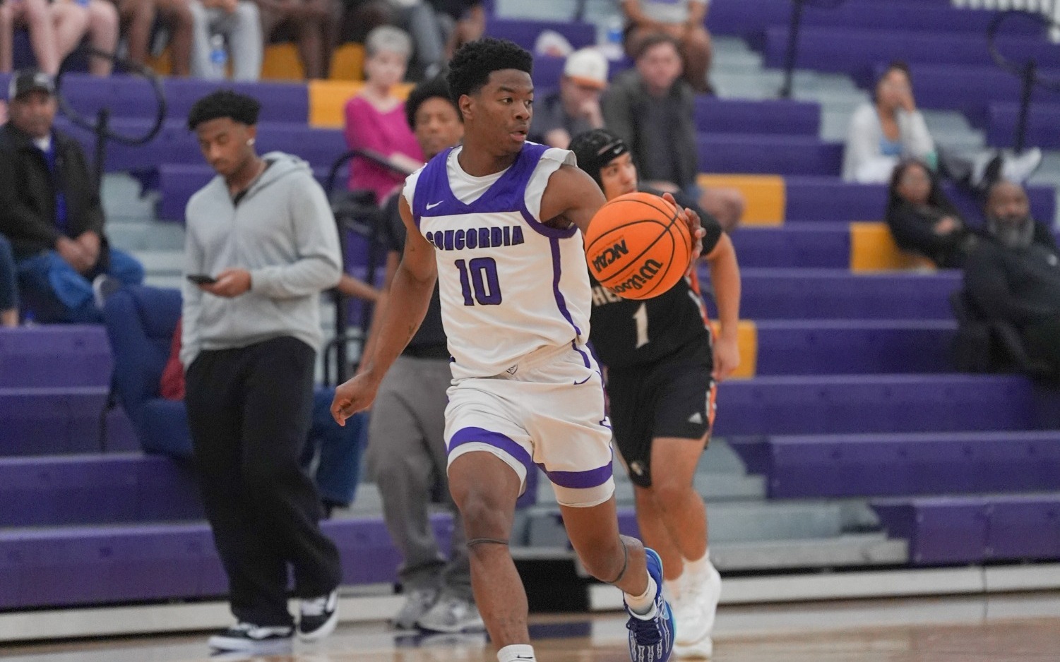 Darone Leakes 2025-26 Action Shot