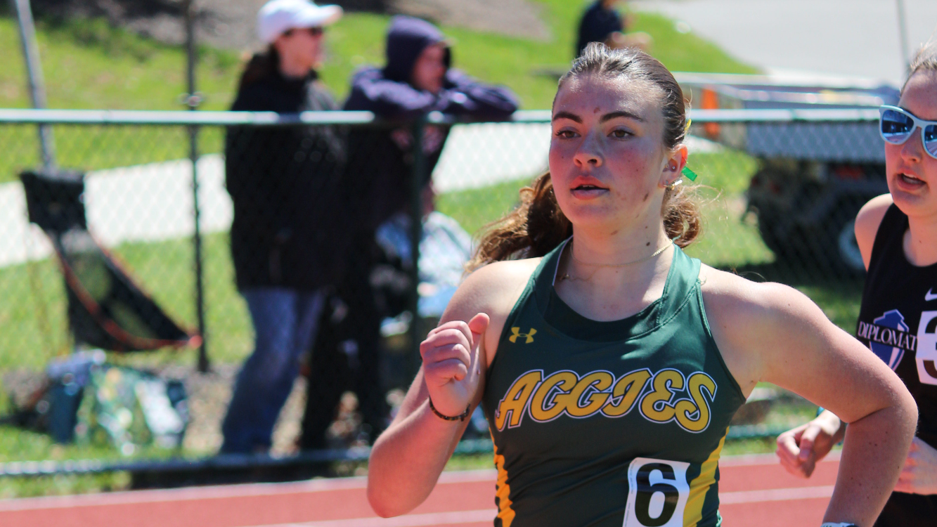 Ayla Hashway running track at Messiah Invite