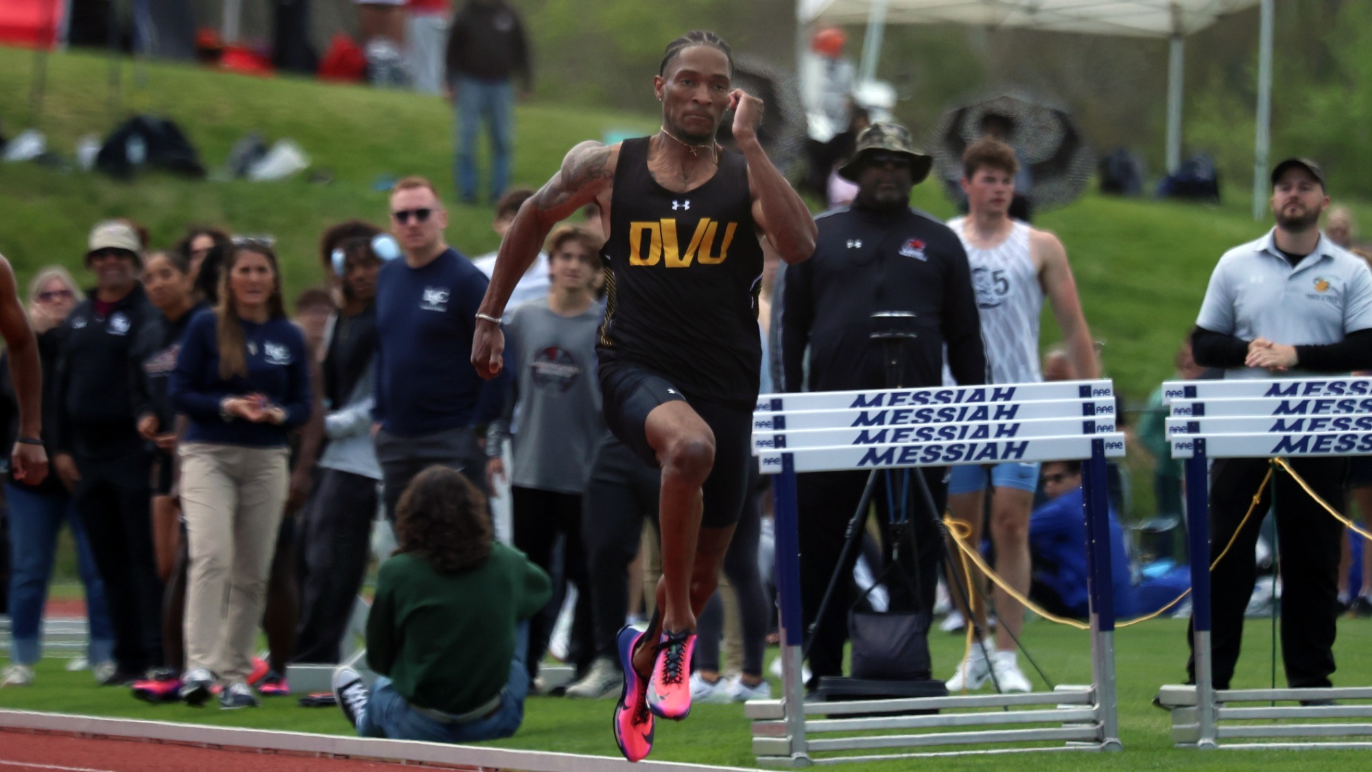 Victor Cruz sprinting at MAC Championships