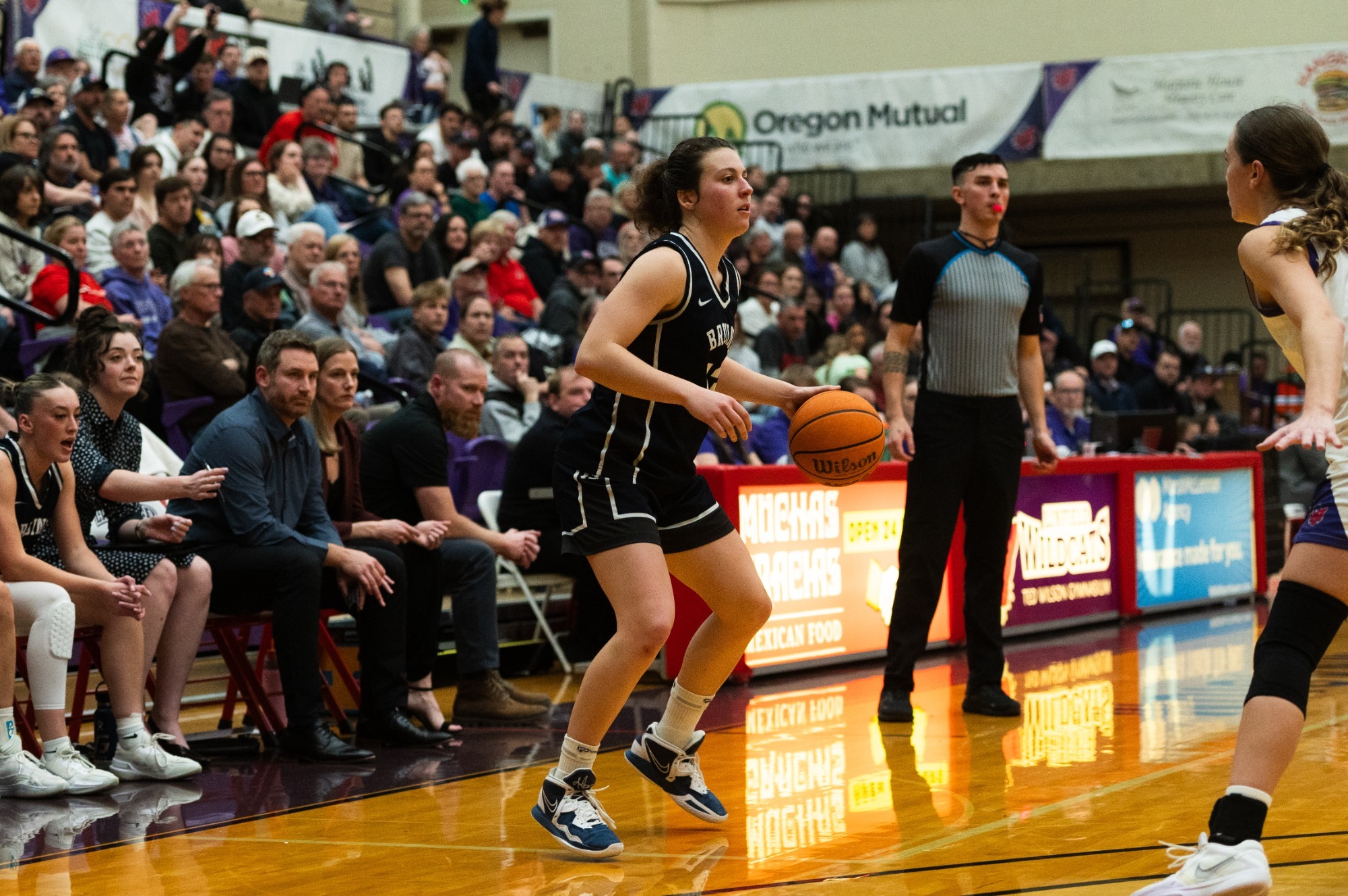 Hanne Hopkins dribbles