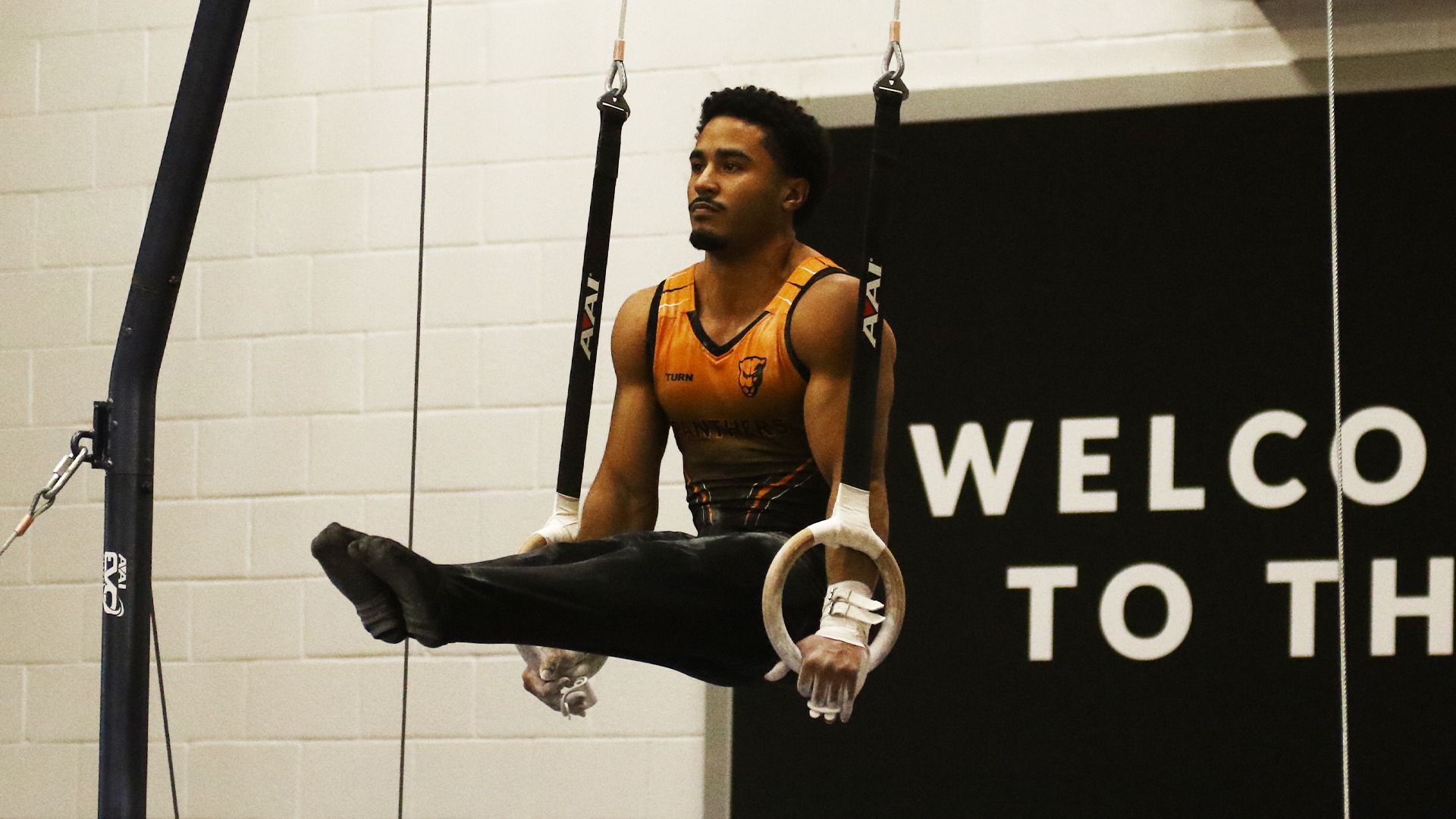 Elijah Cruz in L position on rings