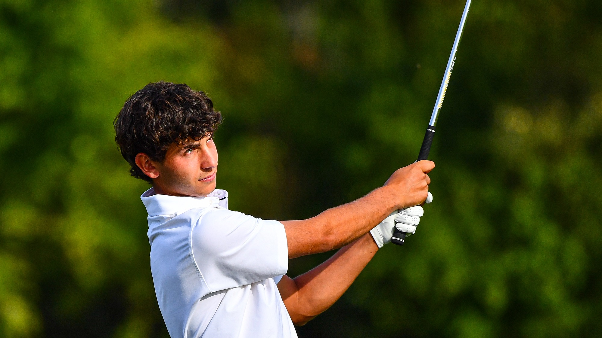 Jake Hendelman watches his shot on the driving range during practice in September 2024