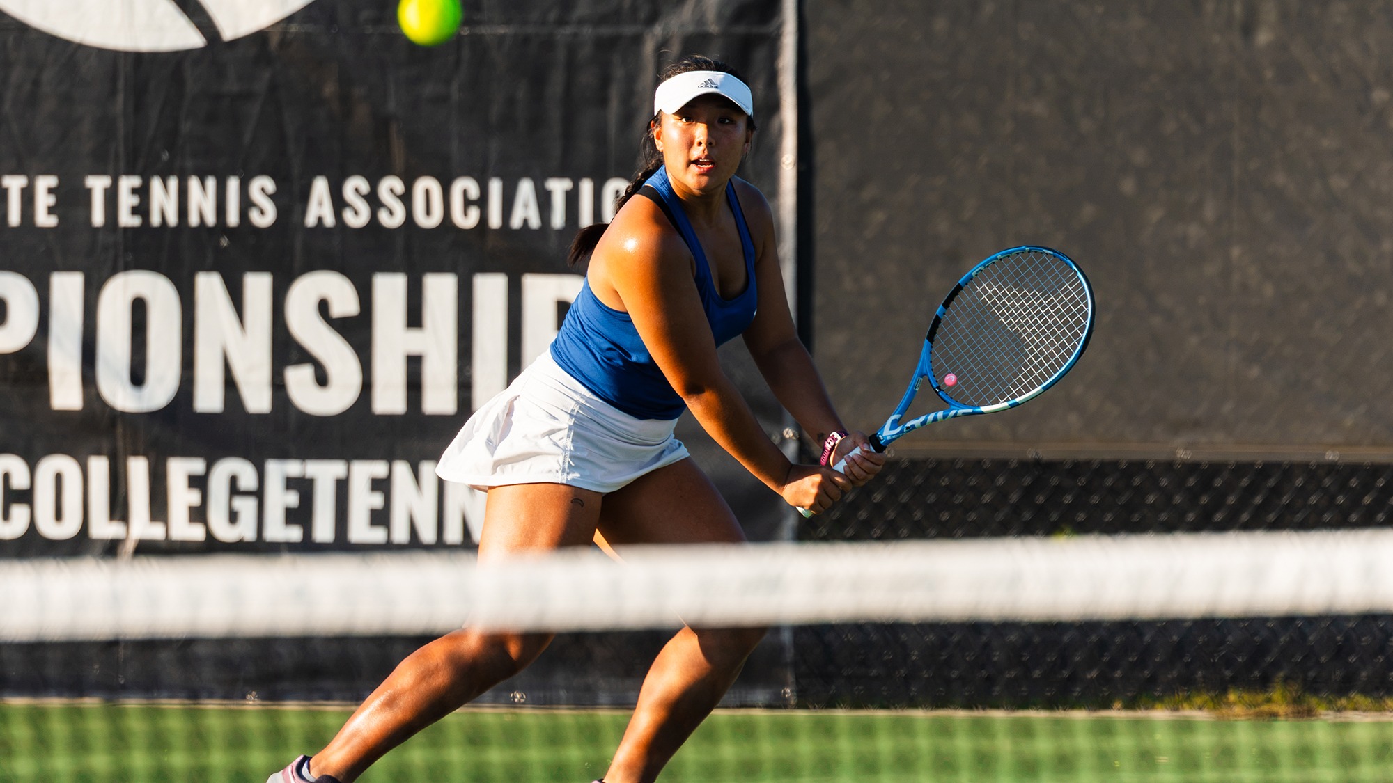 Grace Qian prepares to hit a backhand return in an ITA Cup women's tennis match
