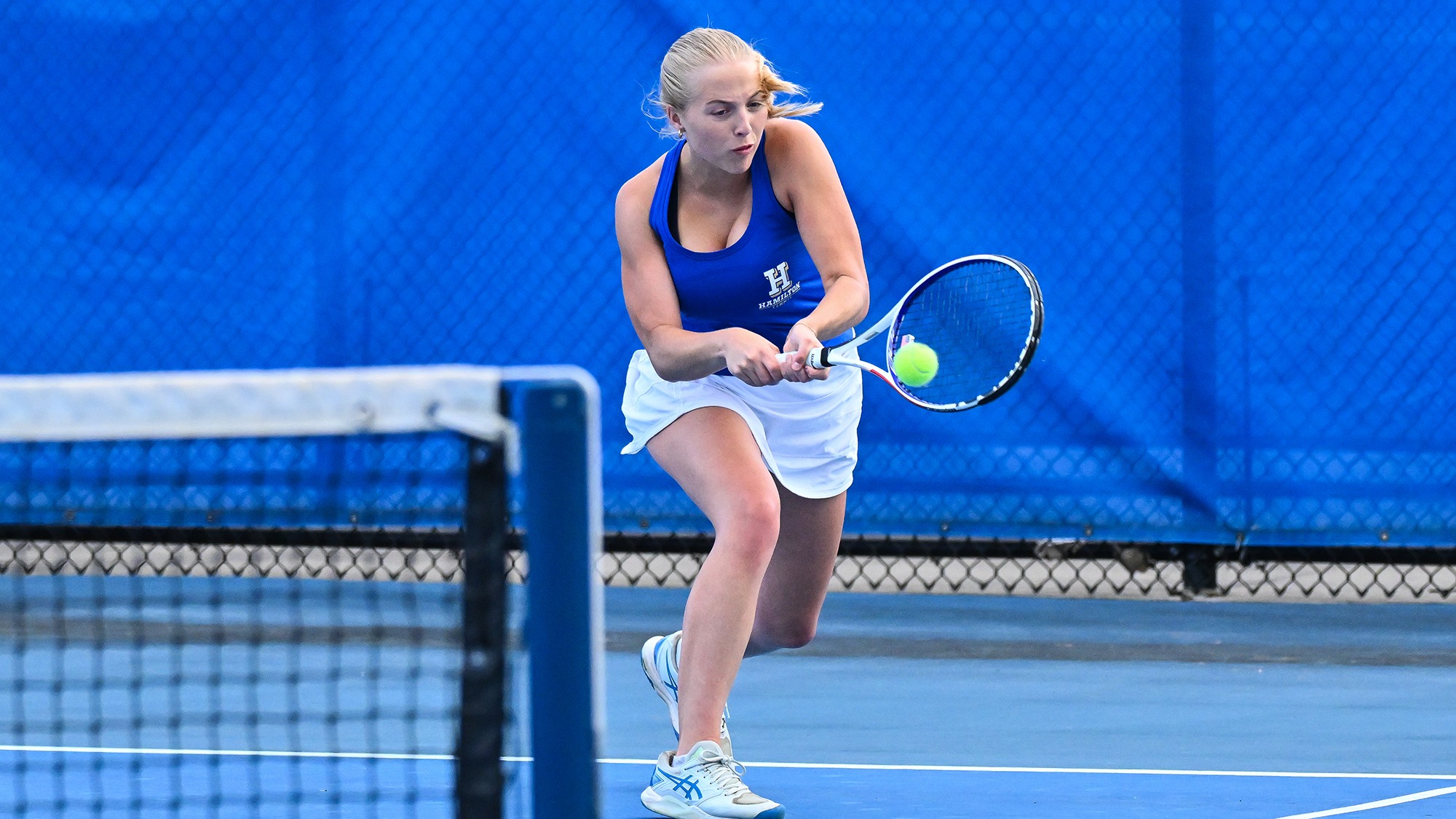 Hannah Walpole hits a backhand return during a September 2025 practice