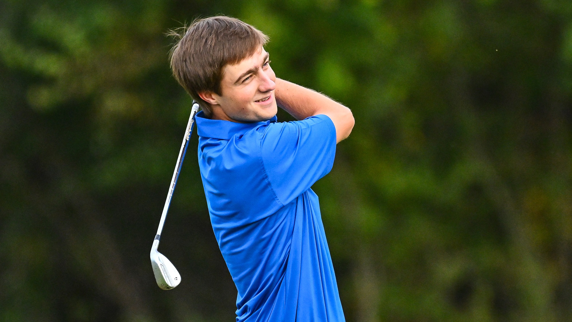 Eric Soderberg watches his pitching wedge on the driving range during men's golf practice in September 2025