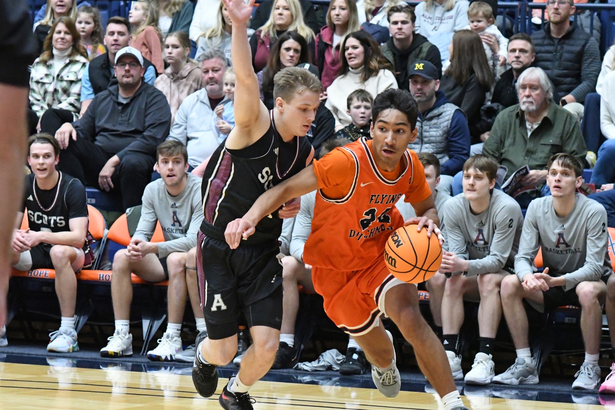 Thomas, Dykhouse, and Quillan Trio Help Men's Basketball Surge Past