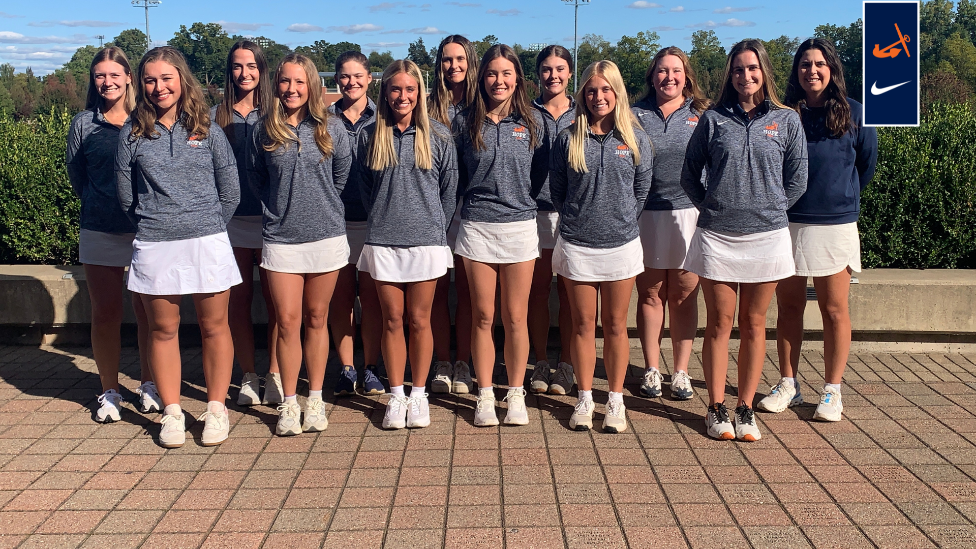 The Hope College women's golf team poses for a group photo.