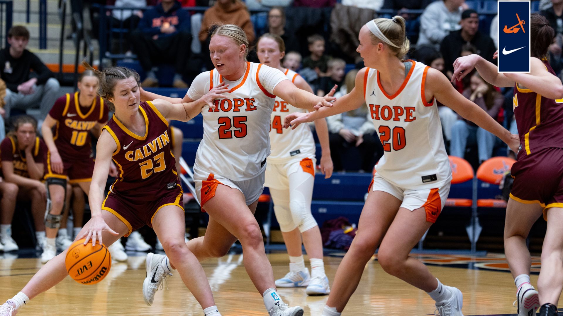 Sydney Vis and Leah Richards defend.