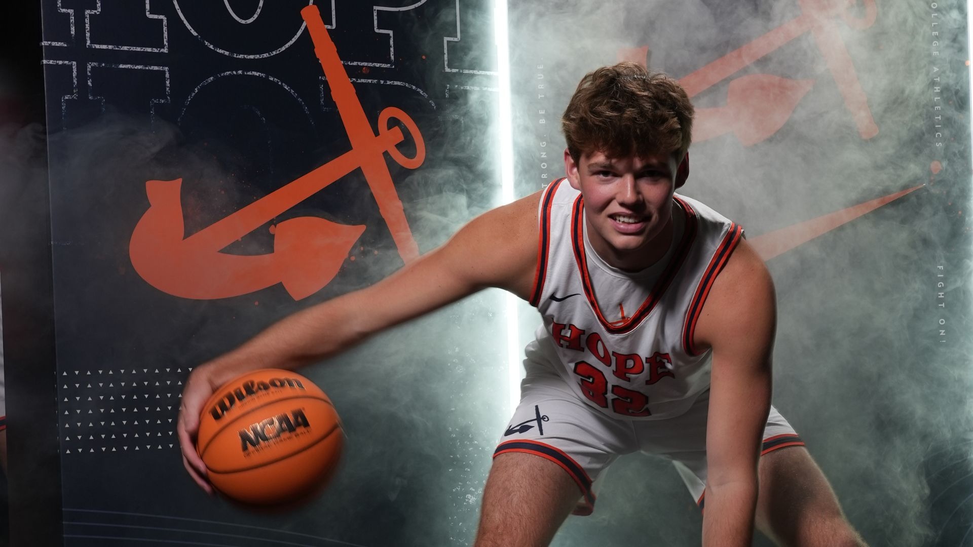 Simon Neuhaus dribbles a basketball.