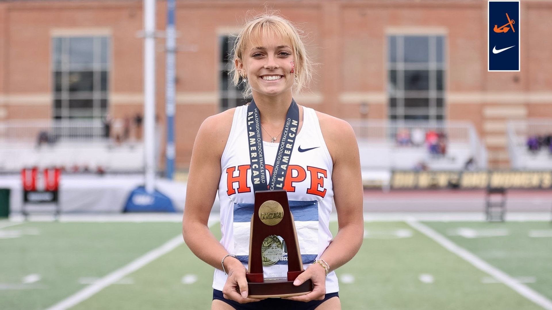 Jaidyn Klimp holds an NCAA trophy for the heptathlon.