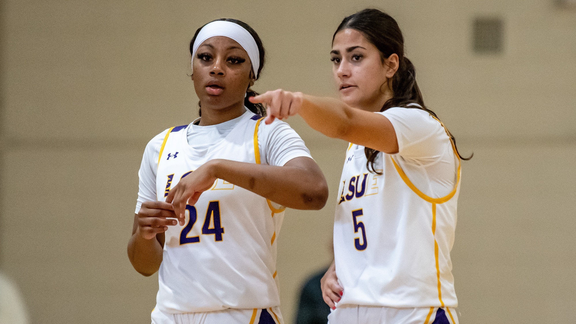 JoAnna Mawae and Saidastiny Stewart discuss game plans during a game.