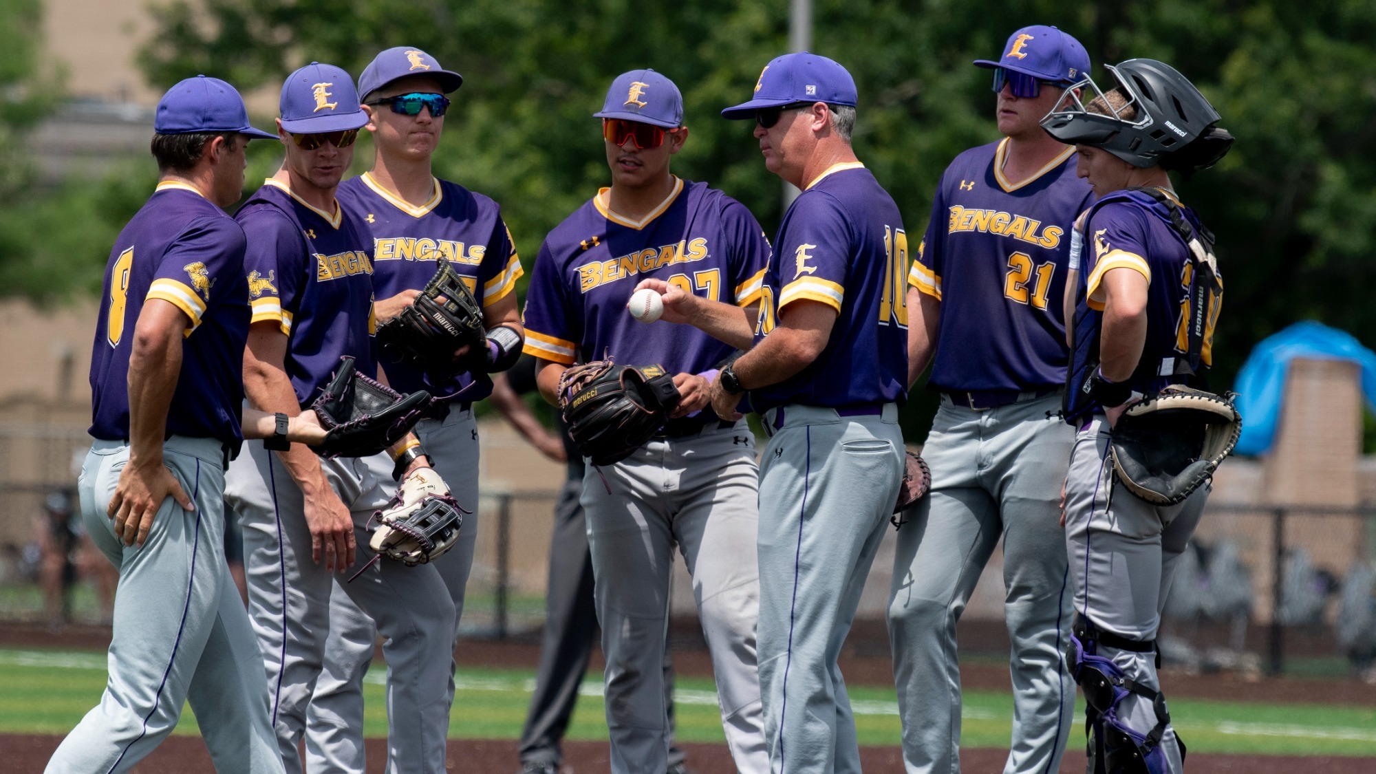 Willis giving ball to Ashworth