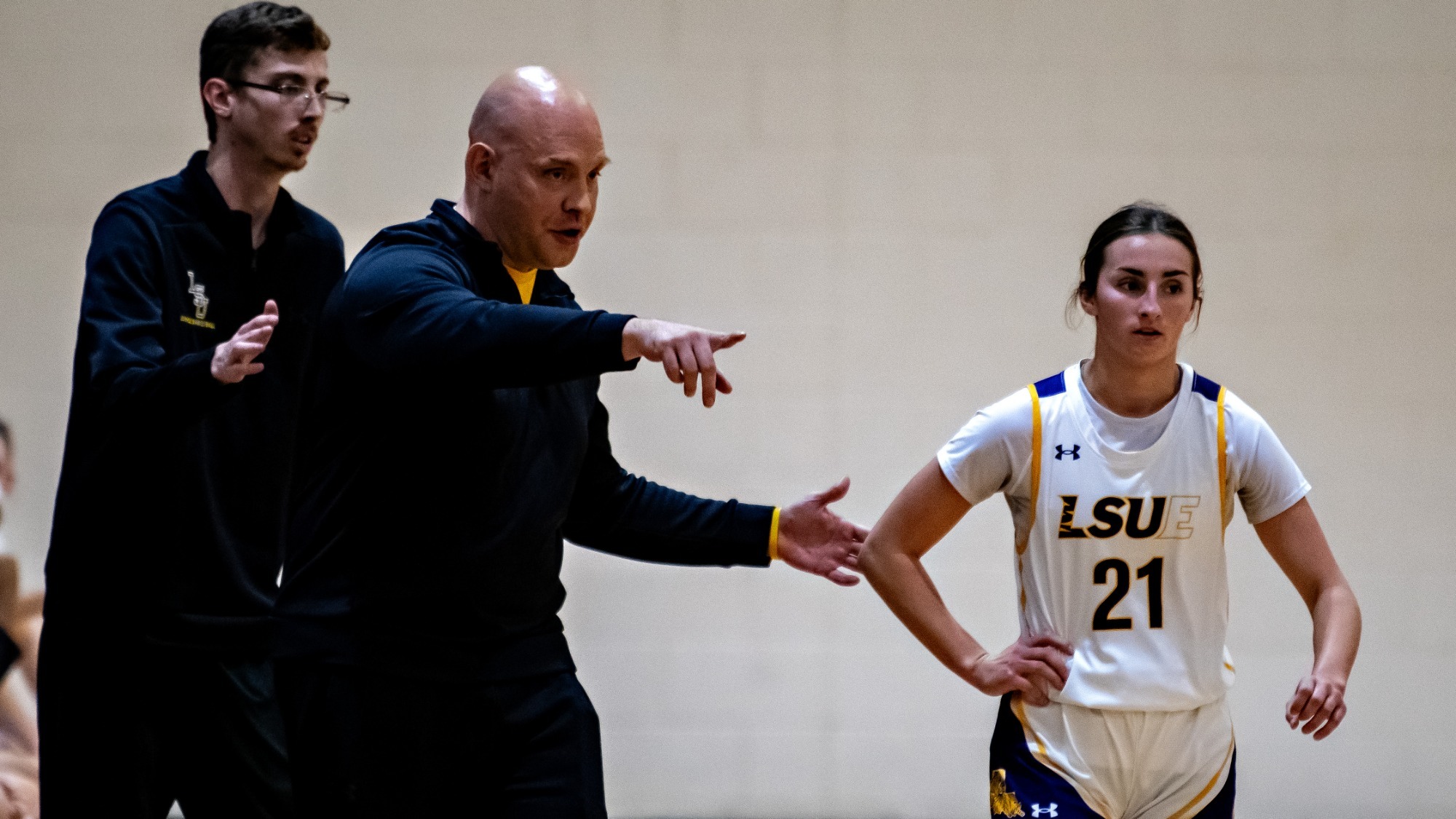 Rob Beckmann gives instructions to Reesie Jinks during a game.