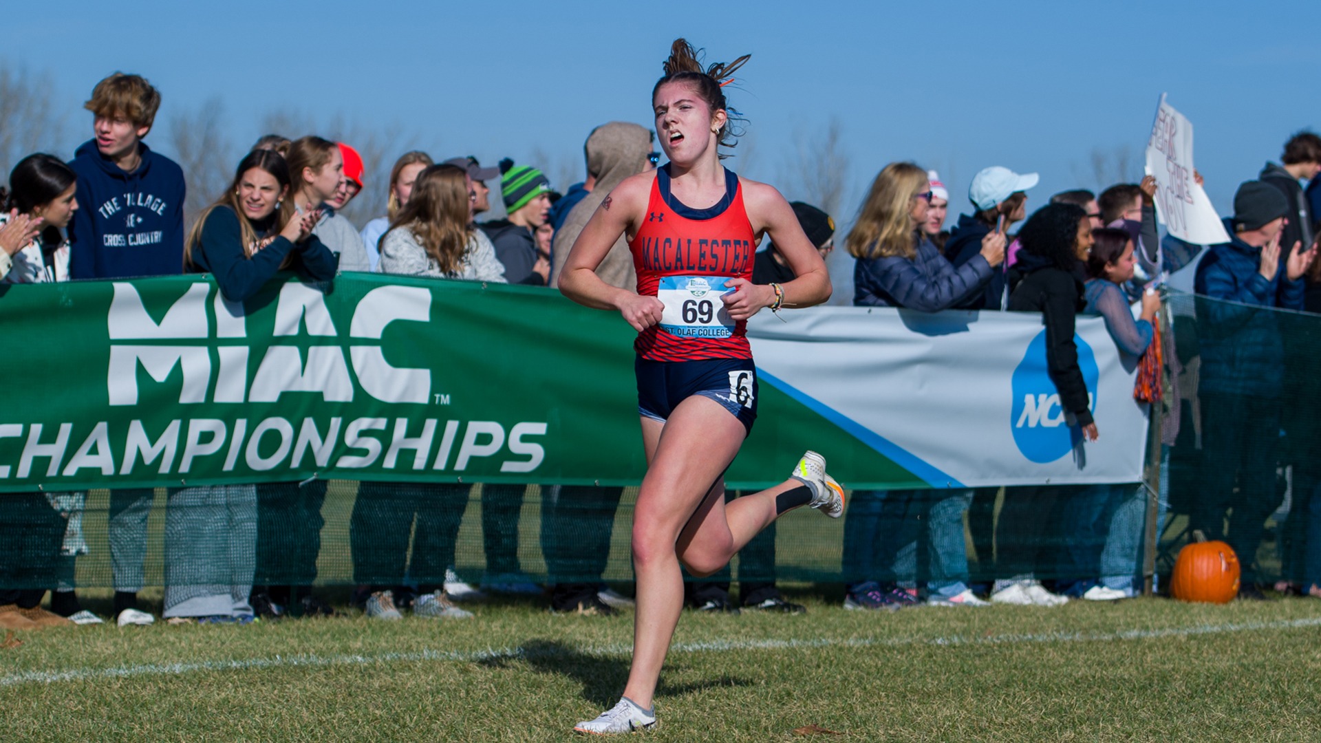 Women’s Cross Country Fox Posts AllRegion Performance at North Region Meet Macalester