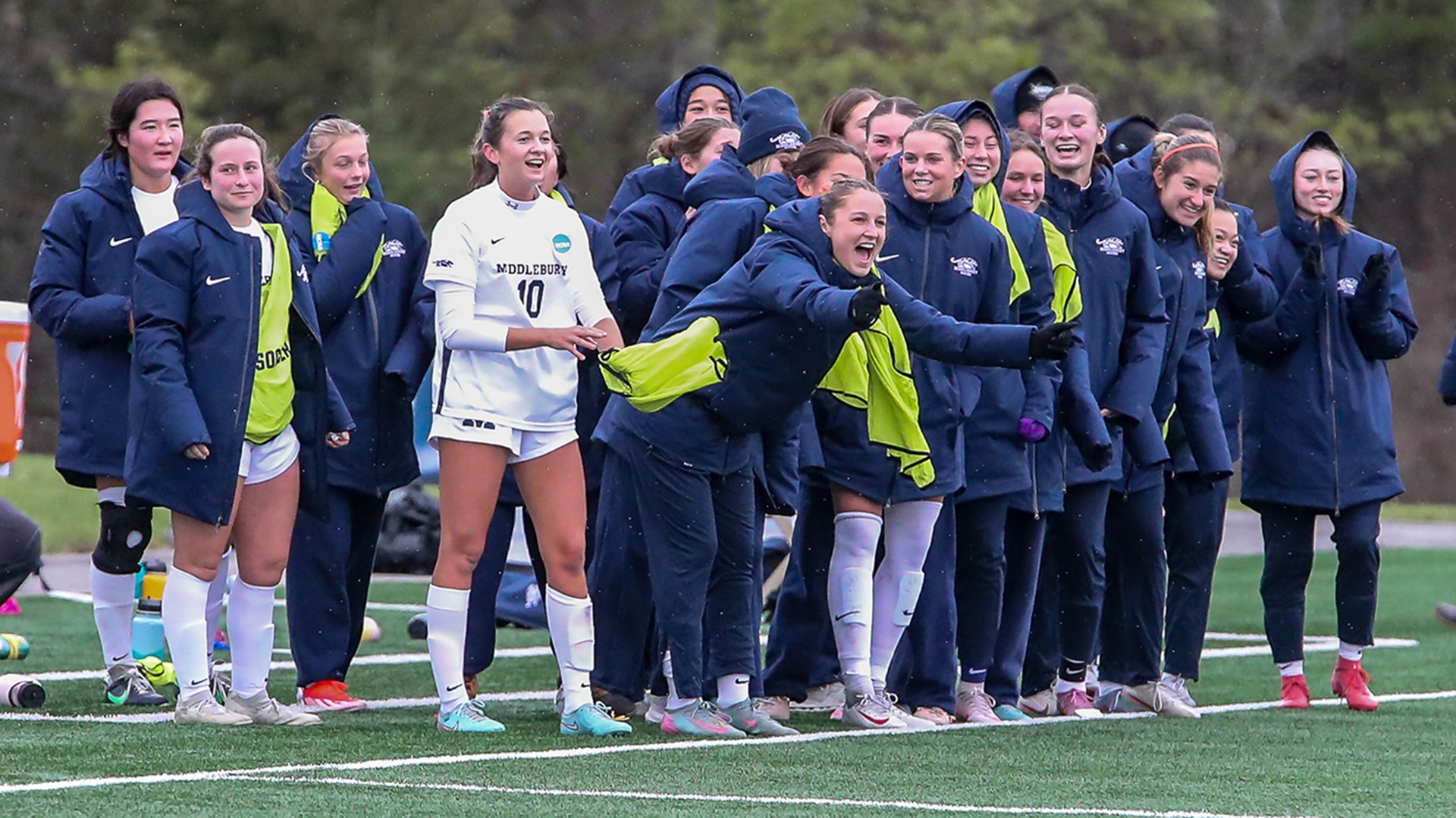 WSOCCelebrateSideline25NCAARochester