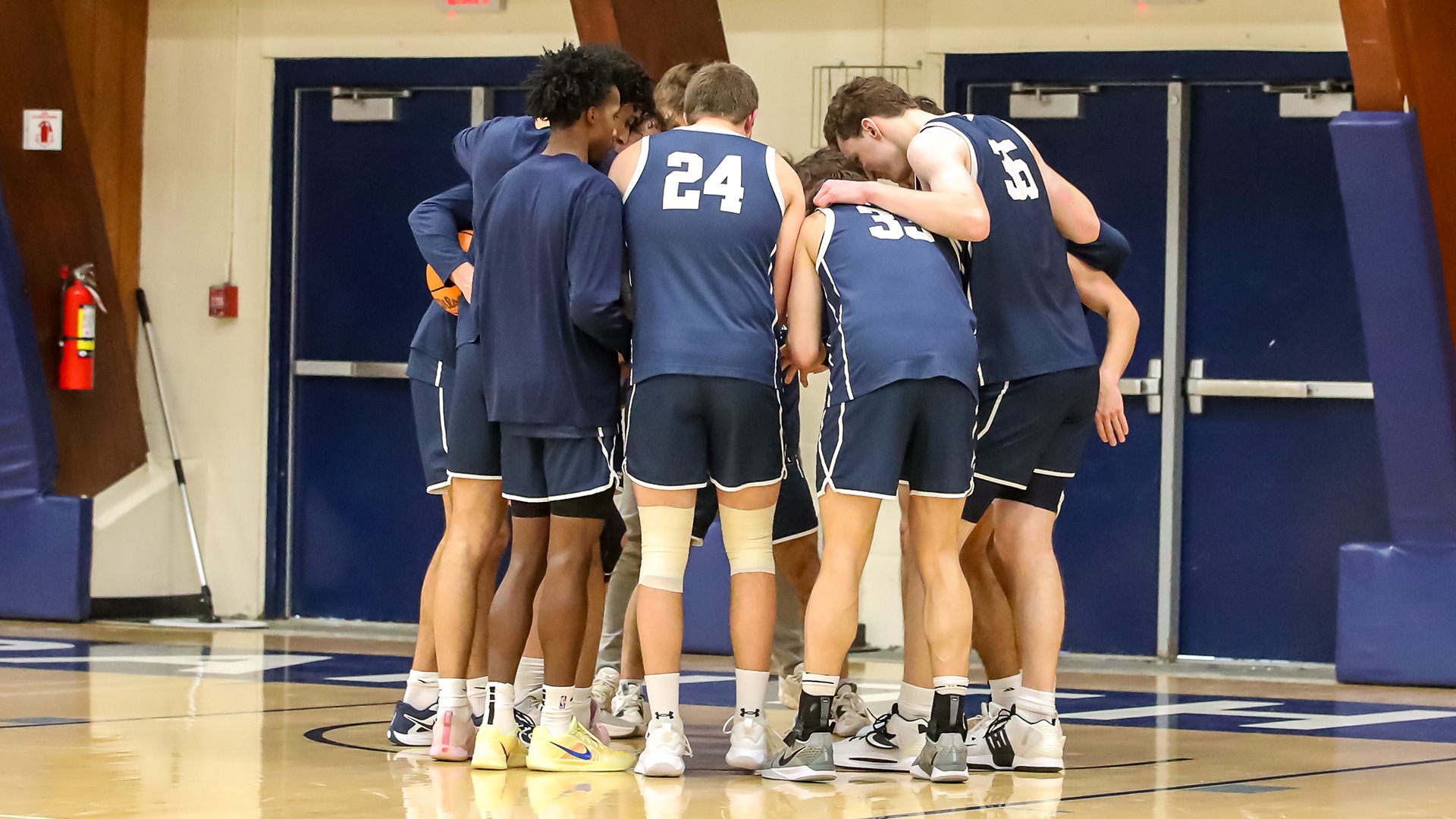 MBBallHuddle2425Tufts