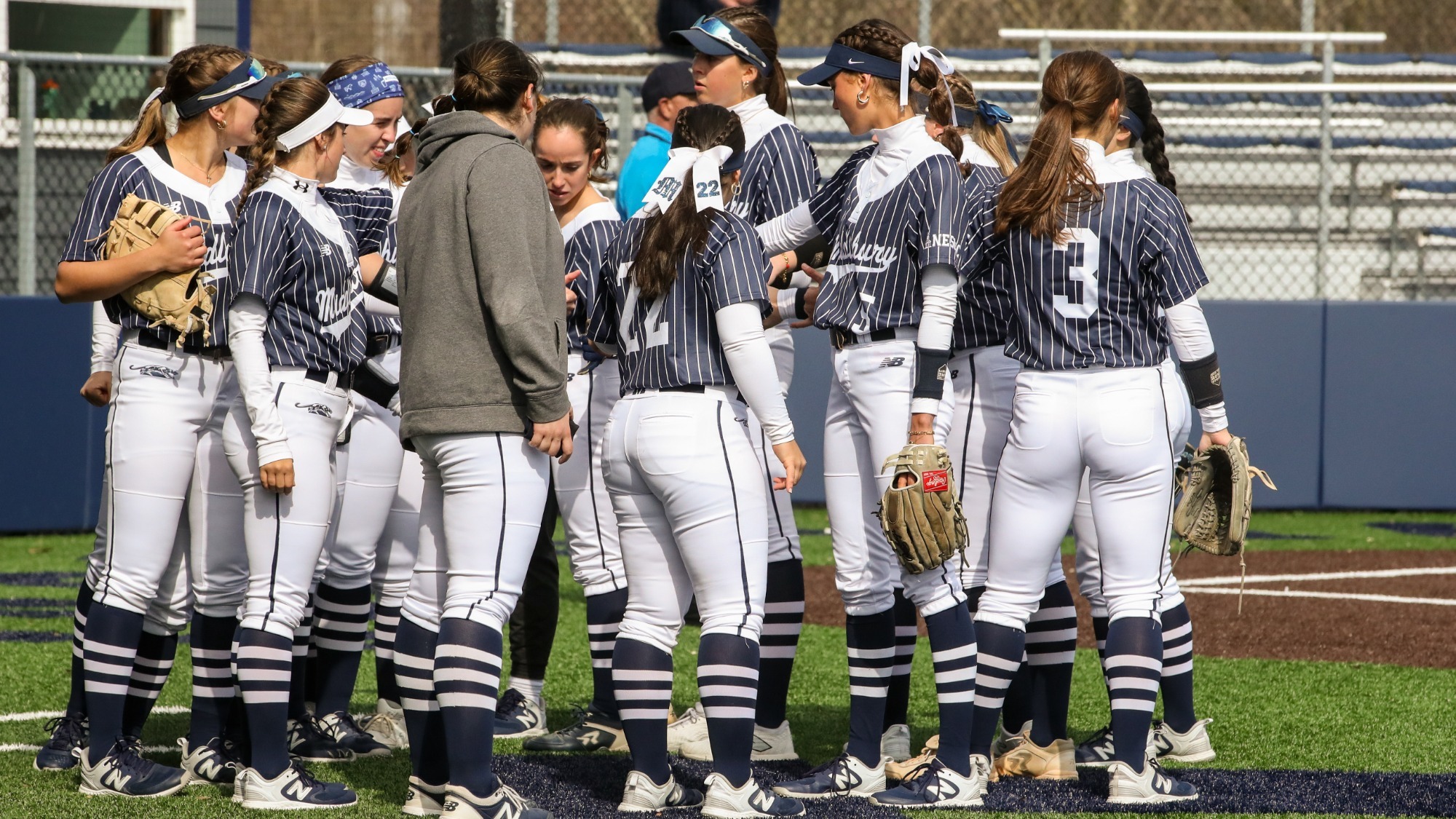SoftballHuddle25Amherst5