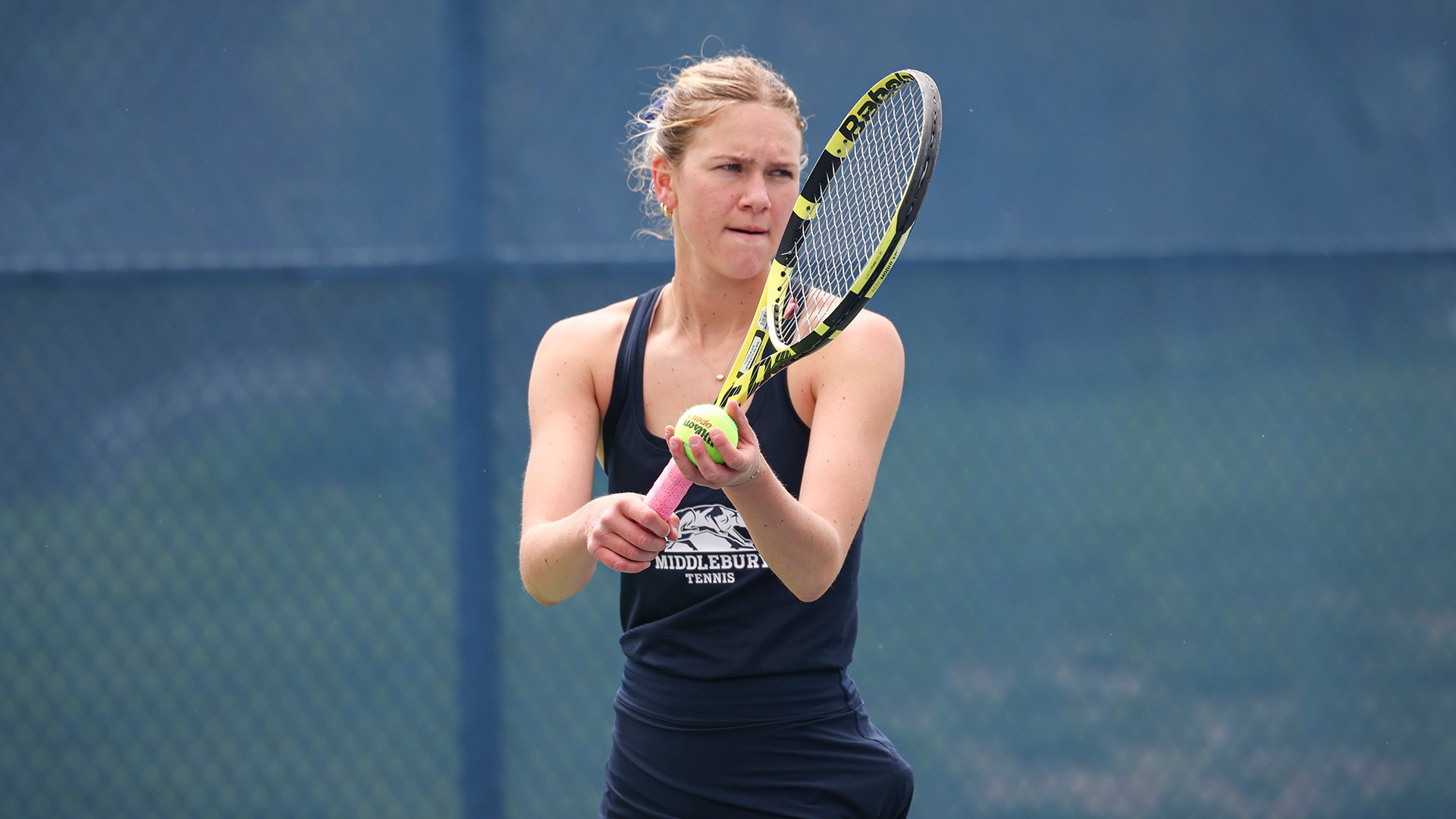 Elsie Van Wieren readies to serve during Middlebury's NESCAC Quarterfinals match against Bowdoin.