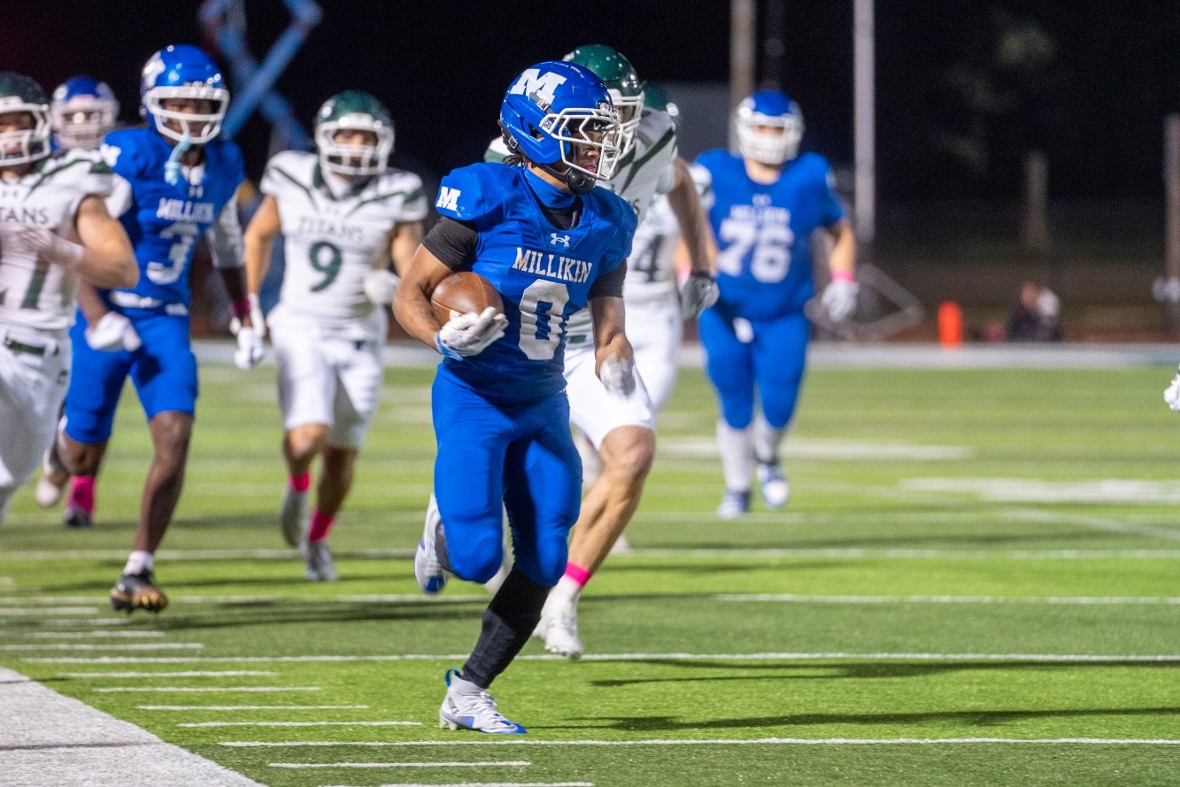 AJ Lee carries the ball against Illinois Wesleyan