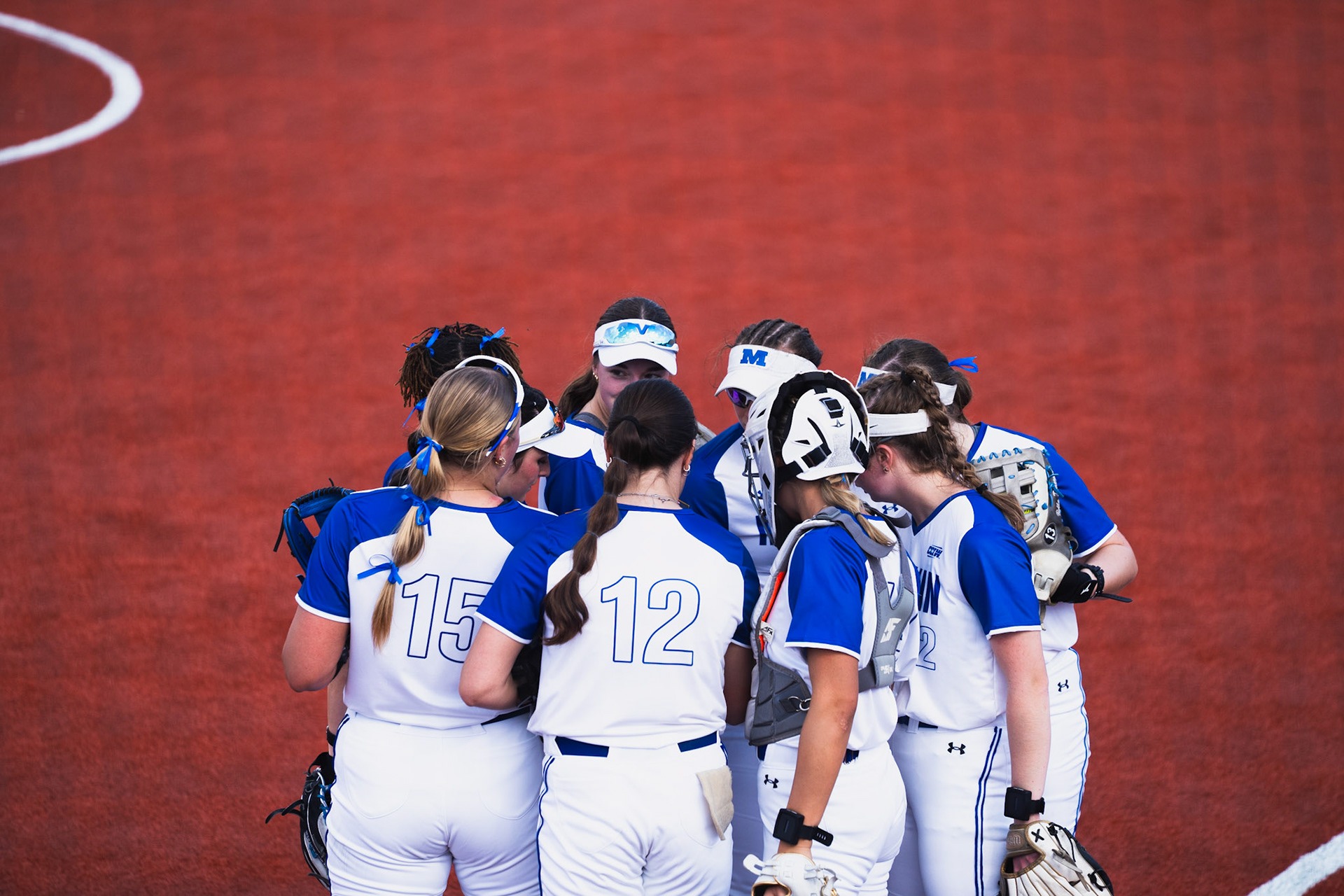 softball huddle