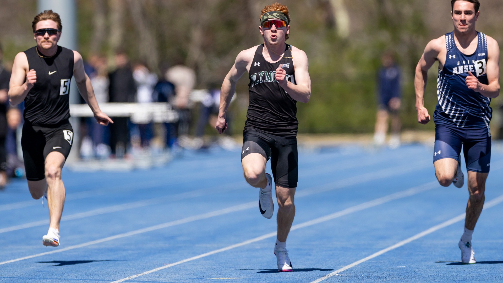 Griffin Massahos competes in the 200 meters