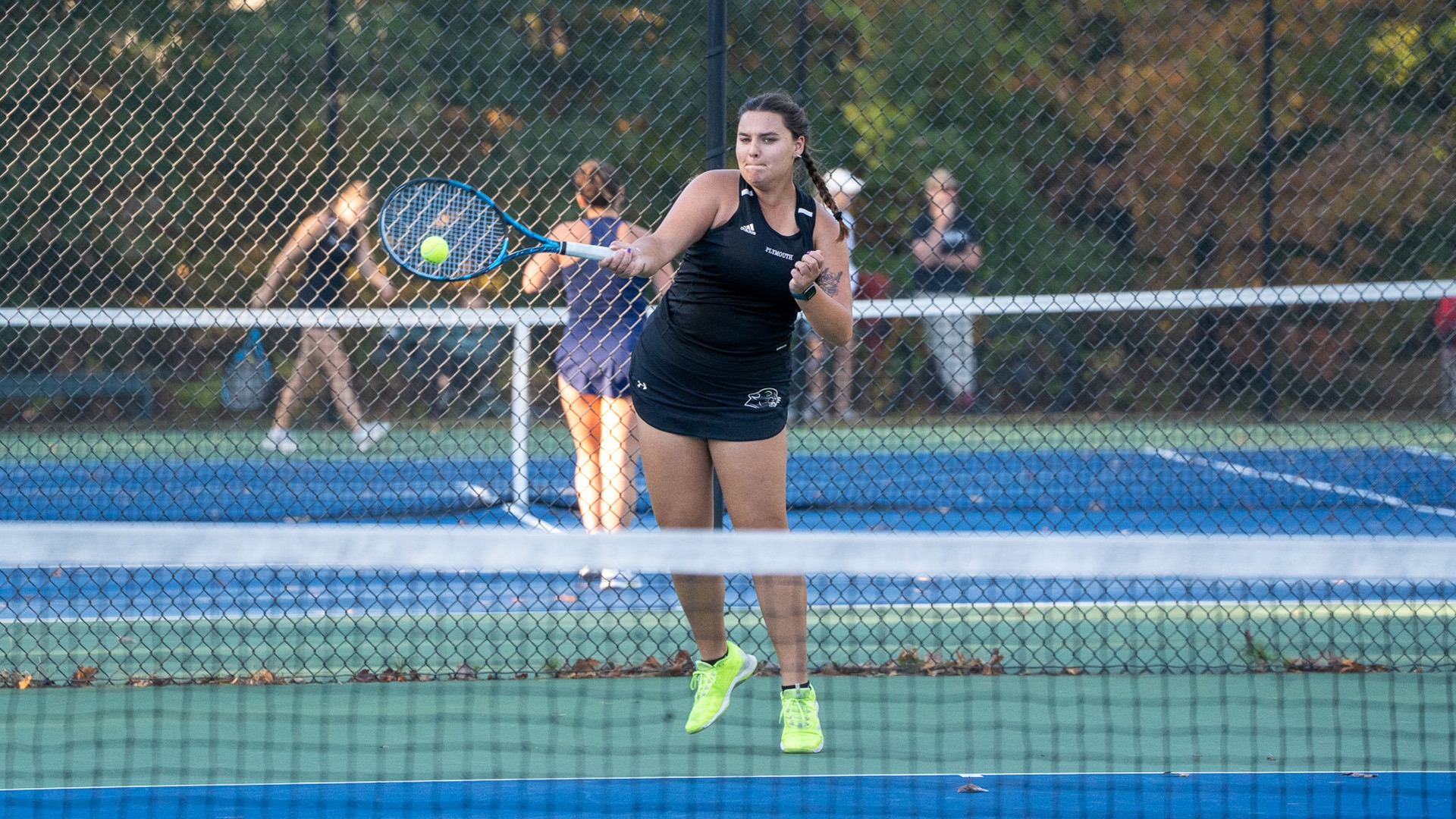 Sidney Huff hits a forehand in a 2025 match