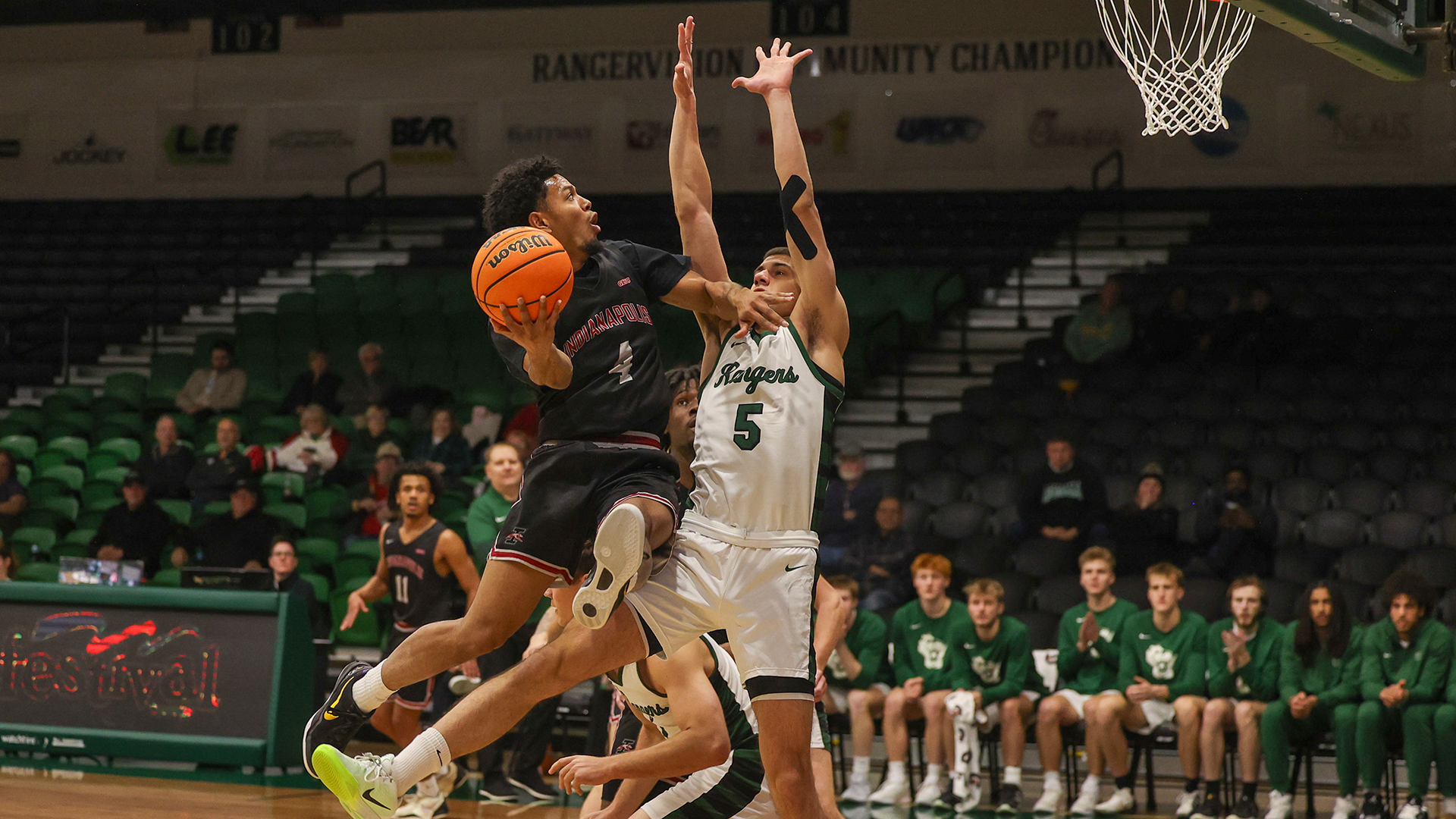 Noah Kon drives to the basket in matchup against Parkside