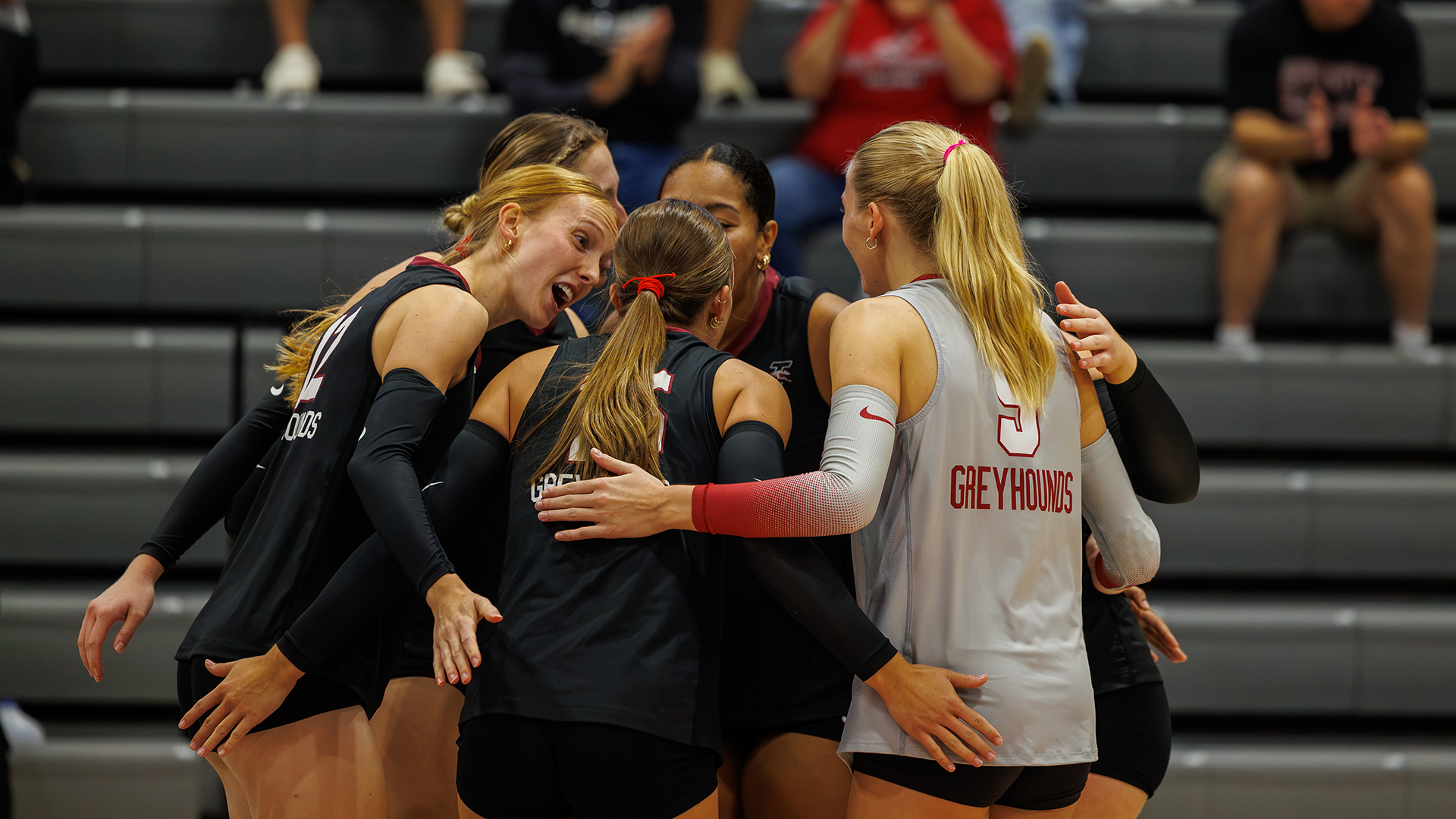 UIndy volleyball huddle