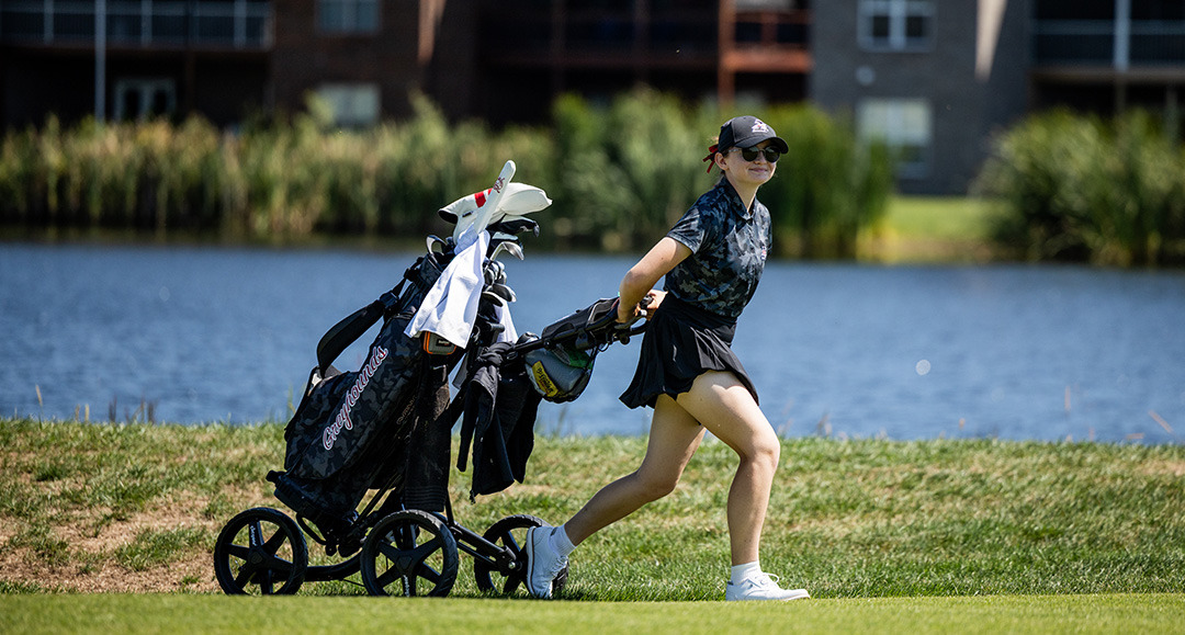 Lucile Ceolin walks up the fairway pulling her bag.