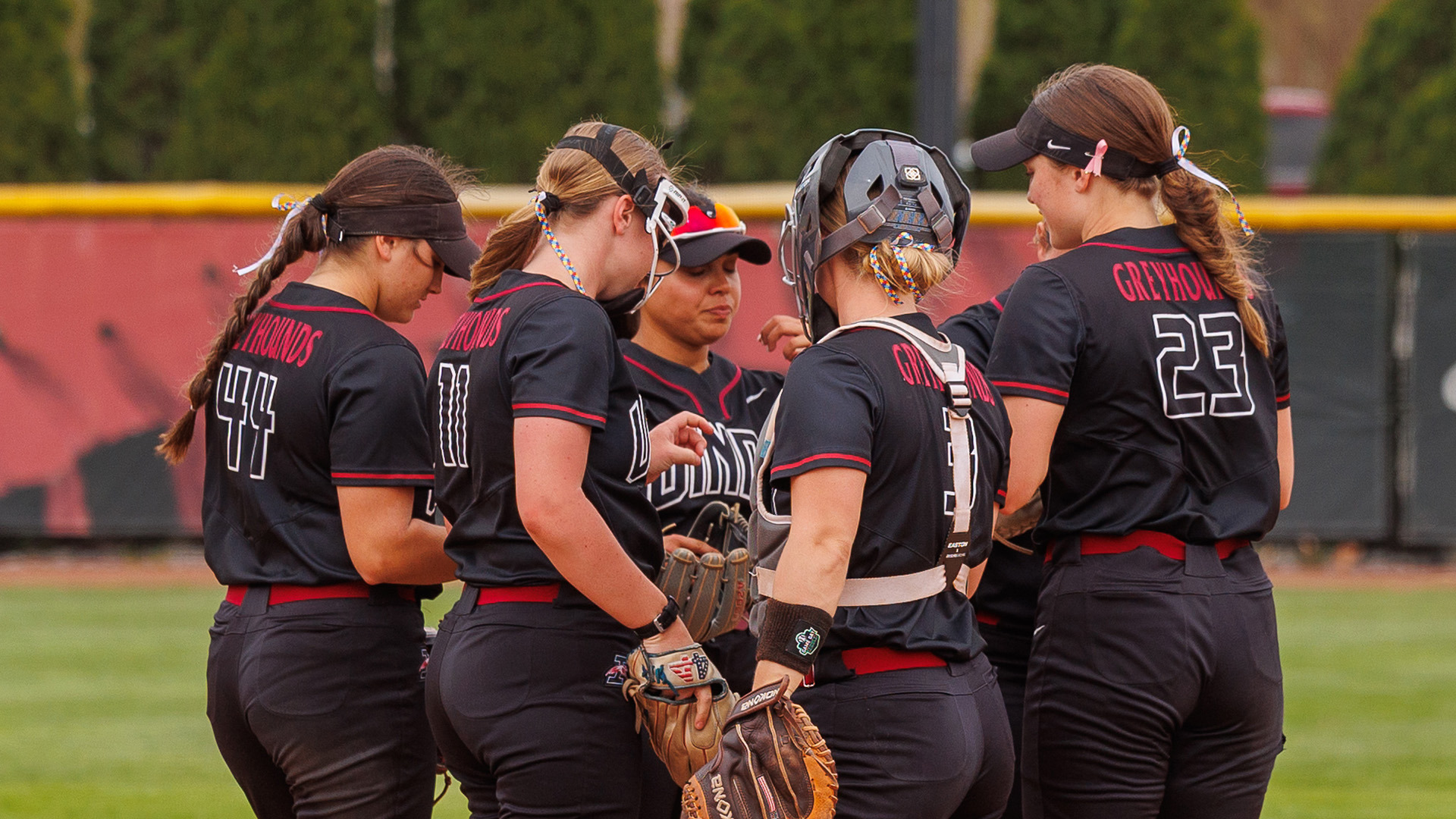 The UIndy softball infield huddled in the cirlce.
