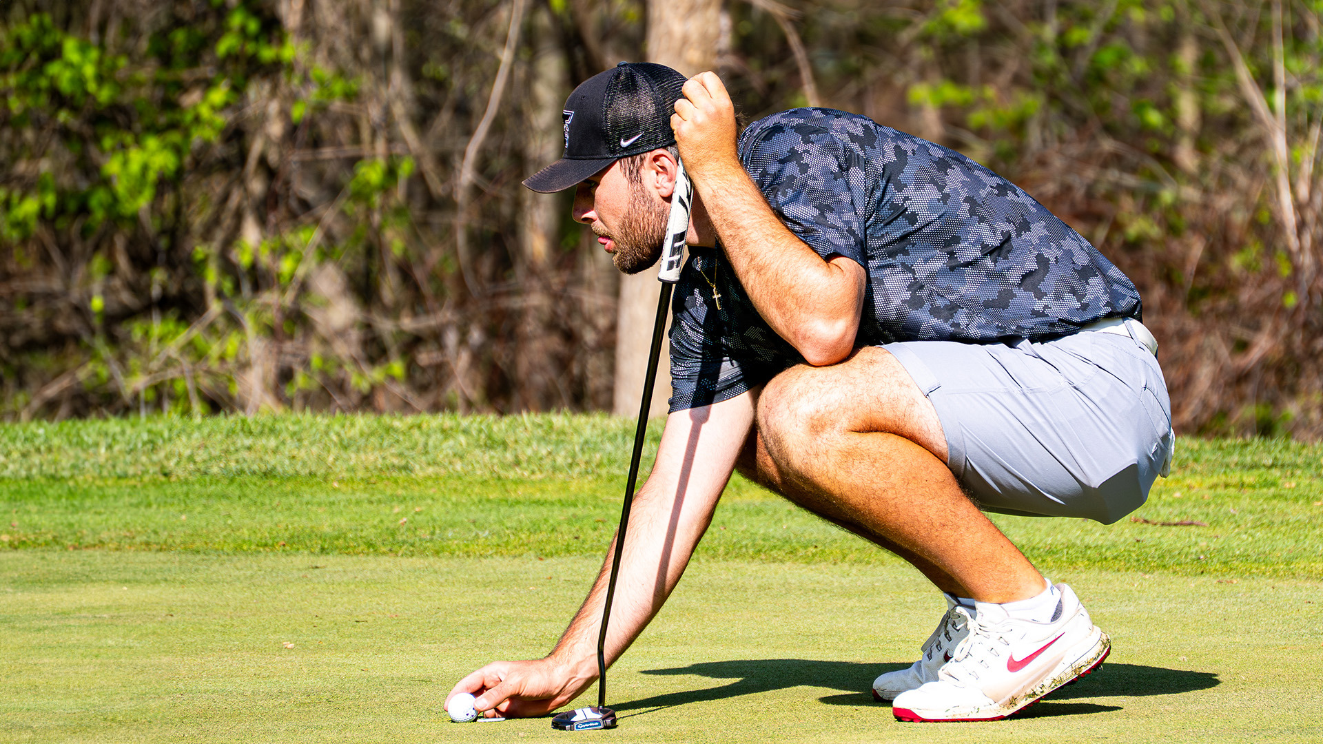 Josephe Armfield reads the green at the 2026 GLVC Championships.