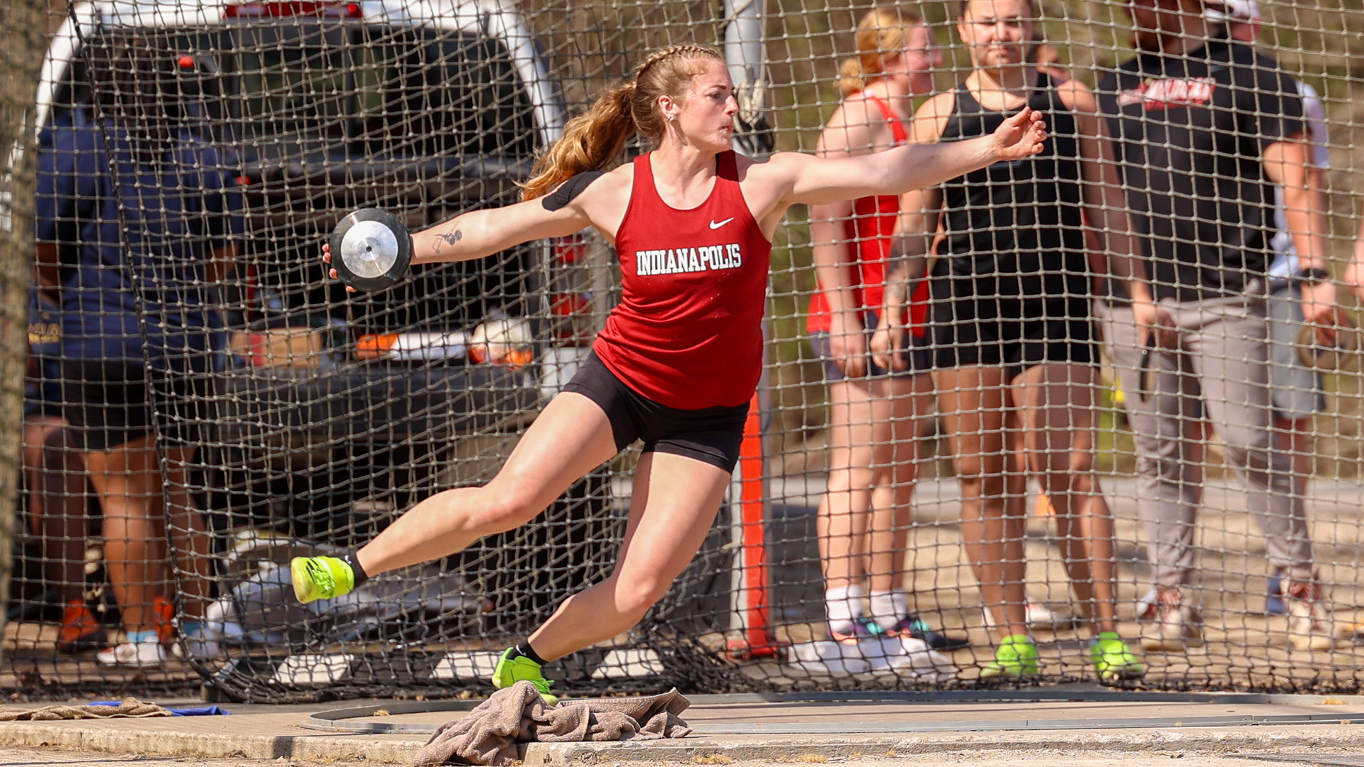 Amanda Noel throws the discus
