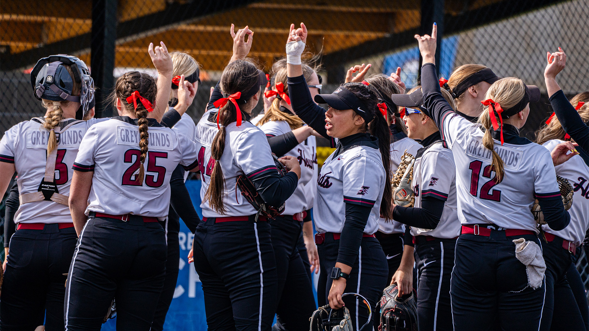 The UIndy softball team huddles between innings.