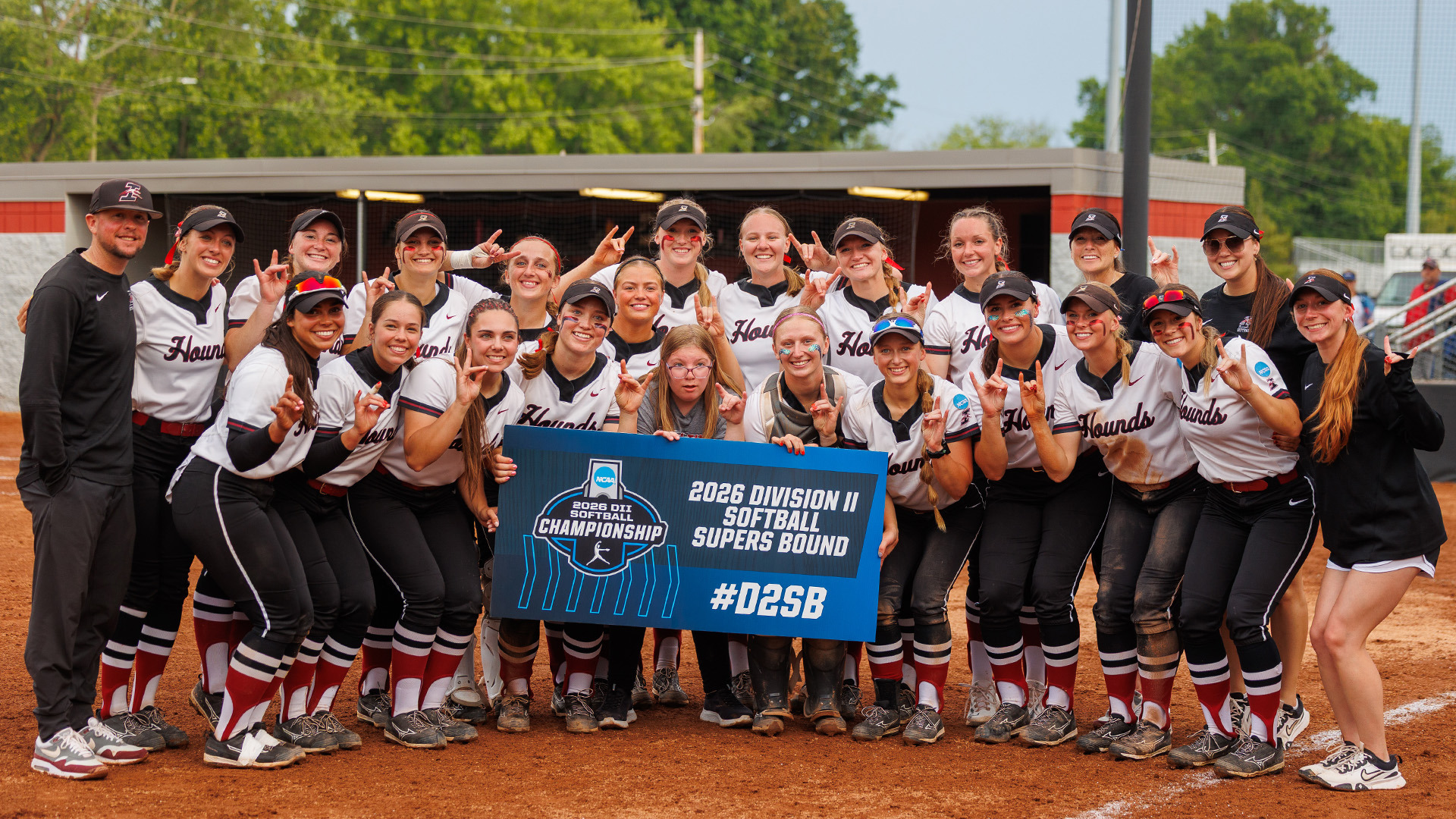 The UIndy softball team posing with a 