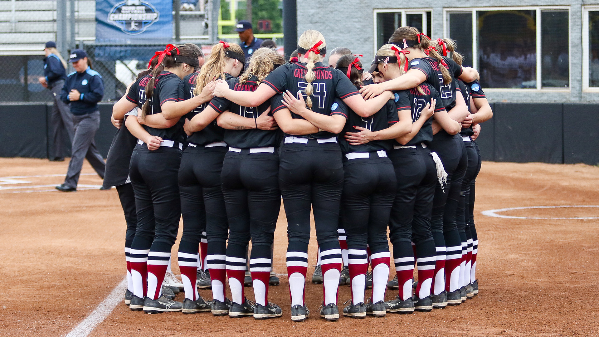The UIndy softball team huddling together.