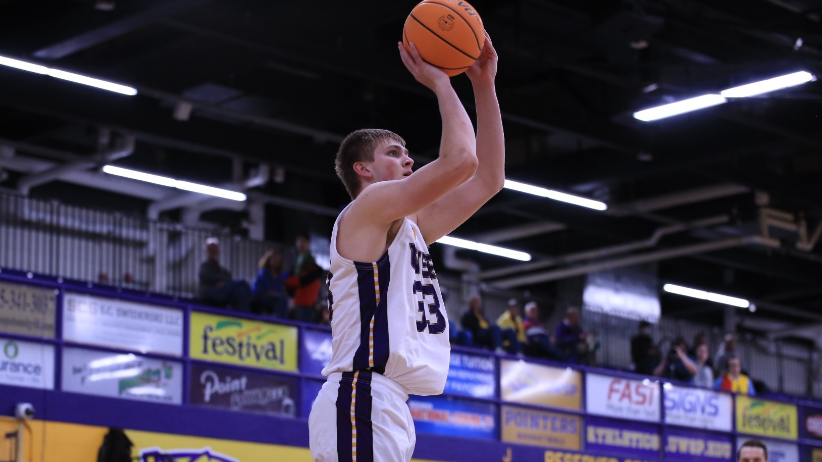 Warden Breaks Out for 11 in First Start in Pointers Texas Finale