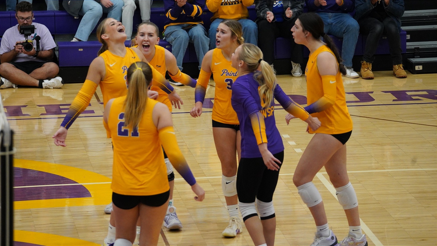Pointers celebrate point win vs UWL