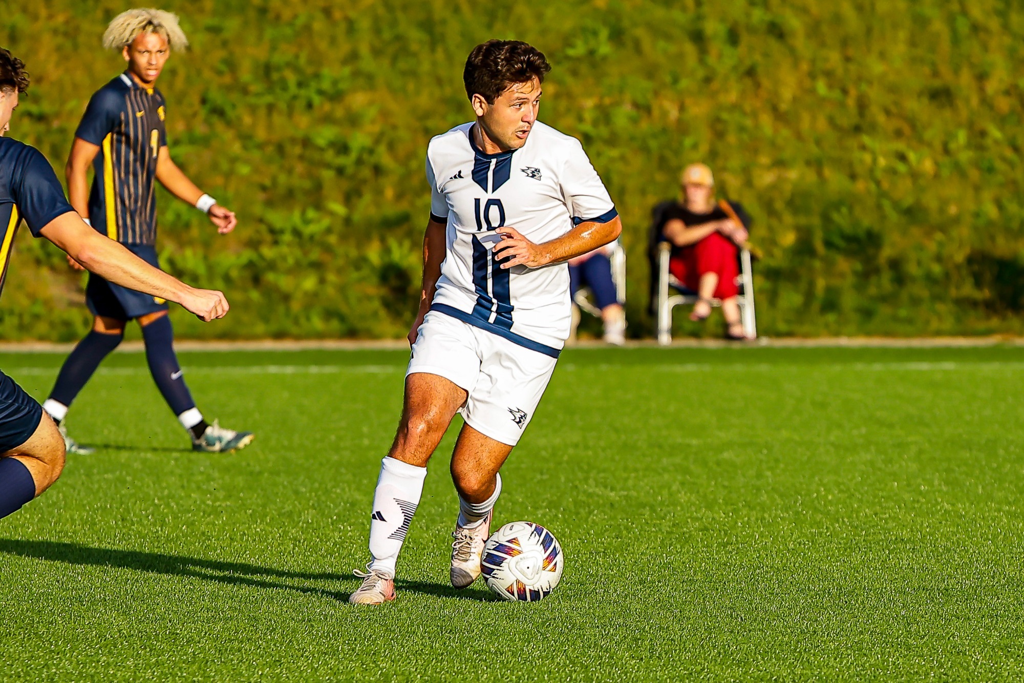 Roberto controls the ball