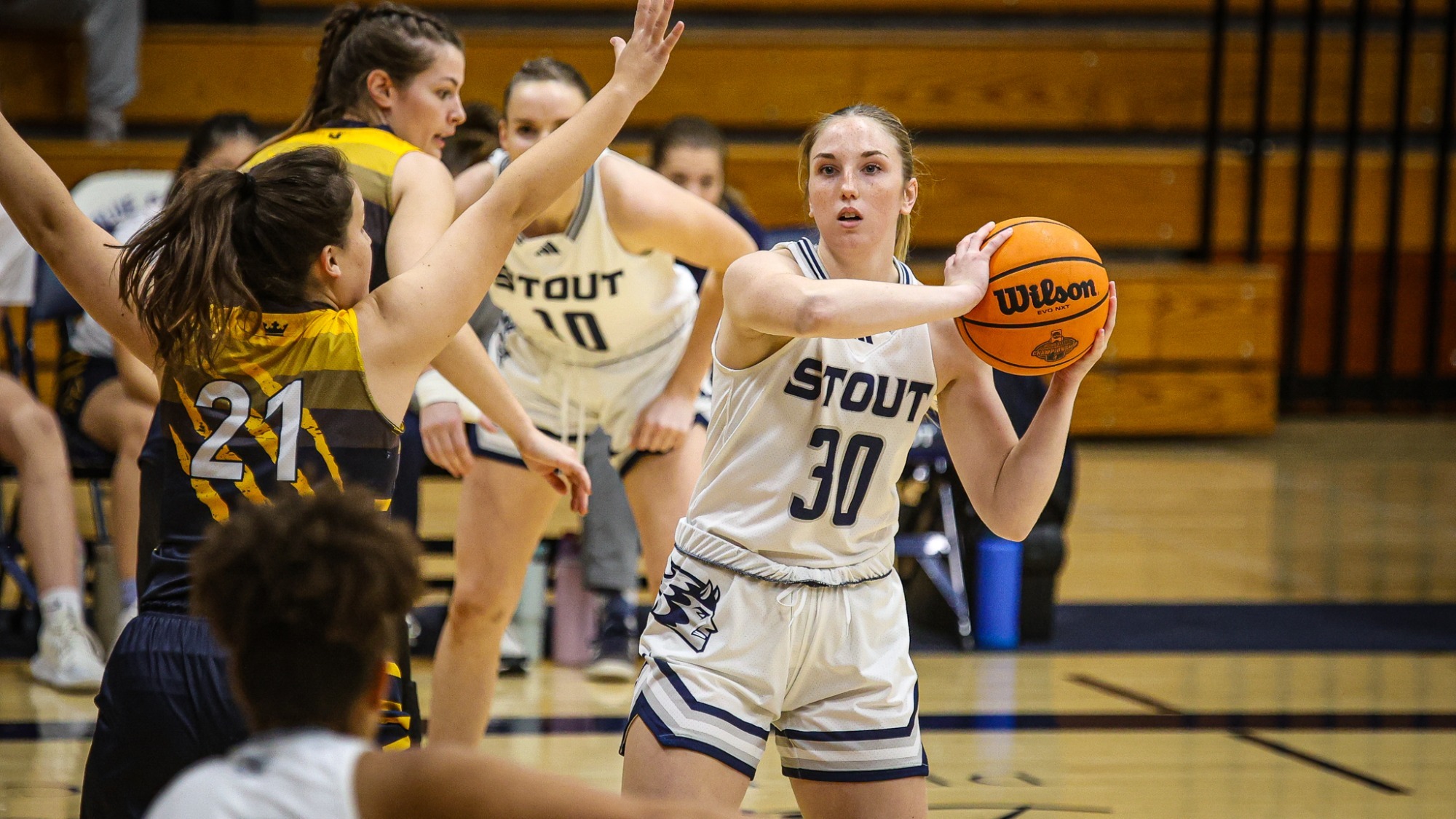 Eleice Dahl looks for an open teammate