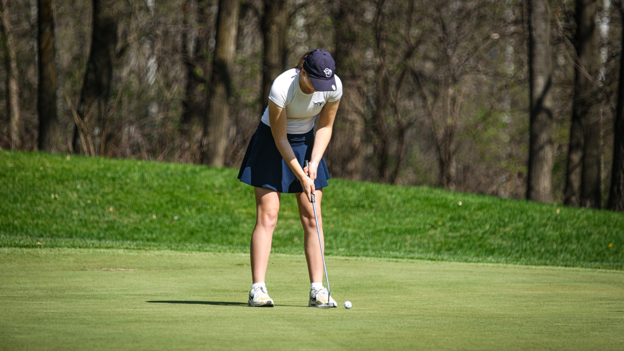 Kaitlyn Bohl sinks in a putt