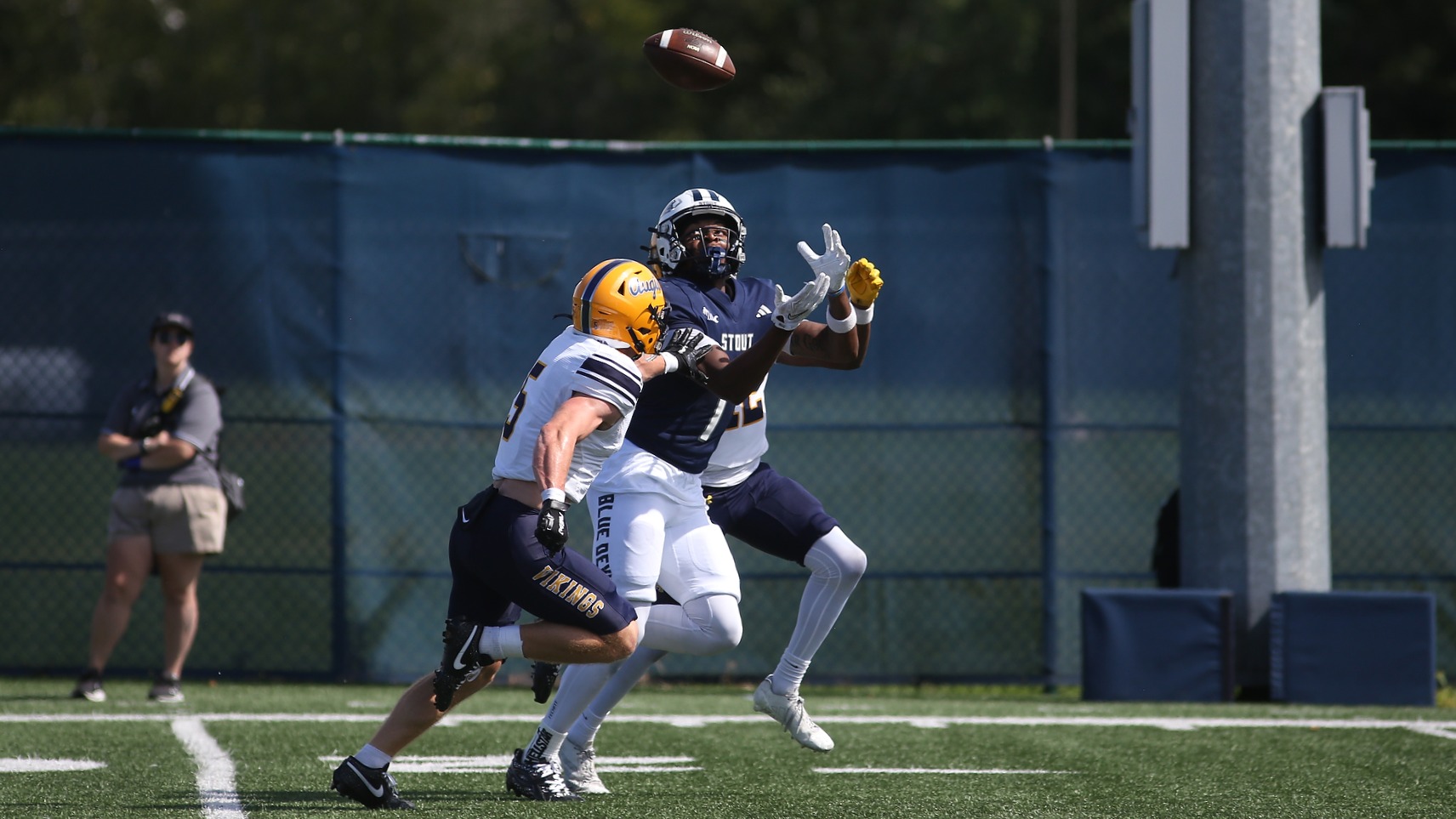 Von hauls in a TD over wo defenders