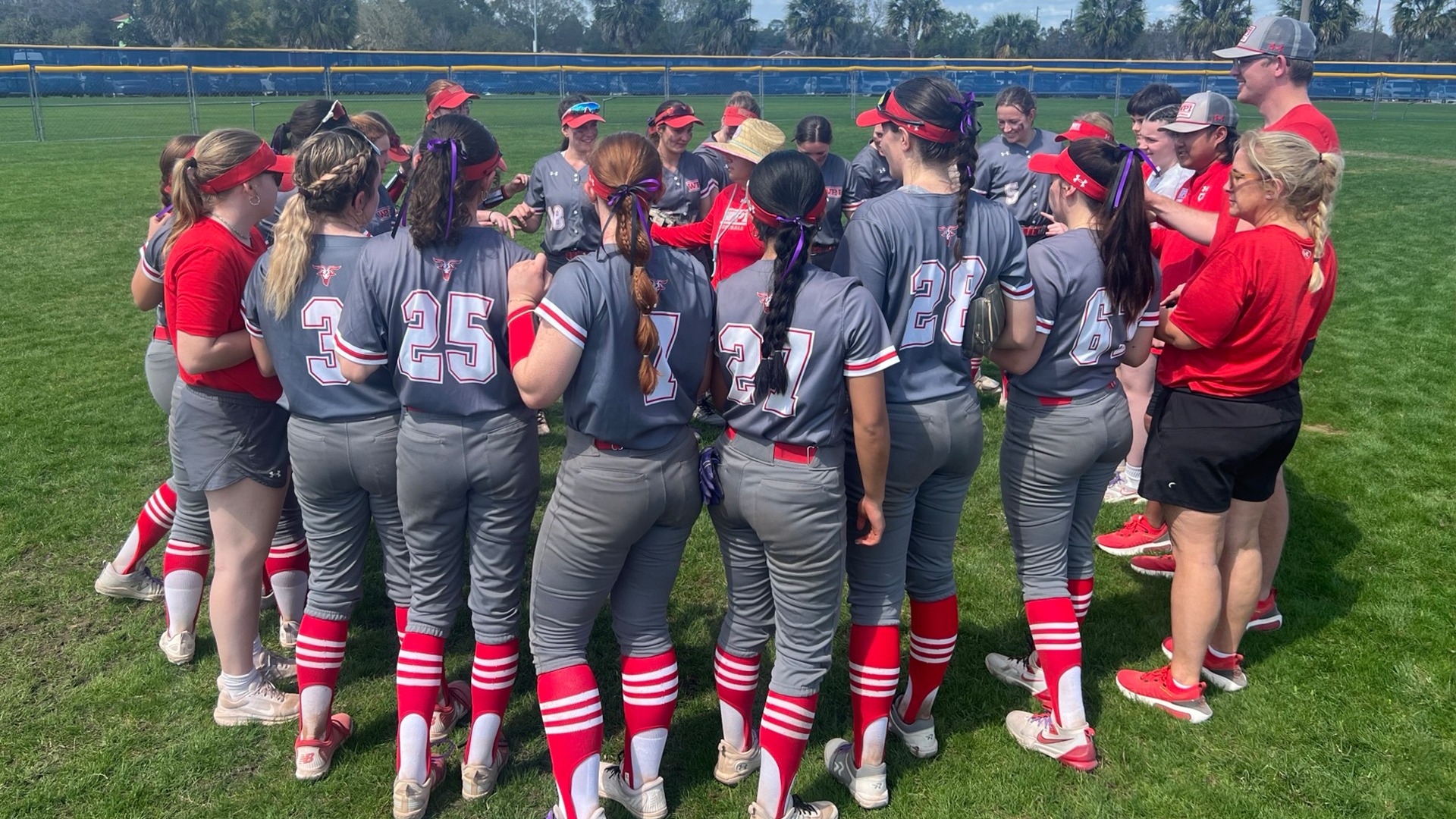 Team Huddle-WPI Softball-2026