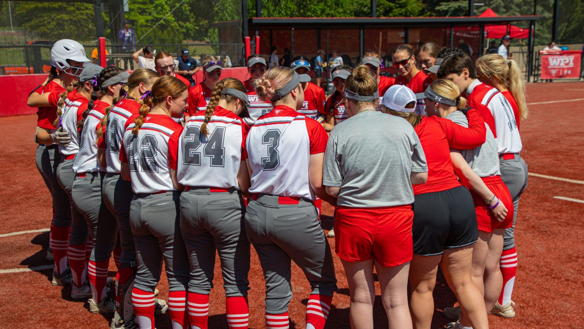Team Huddle-WPI Softball-2026