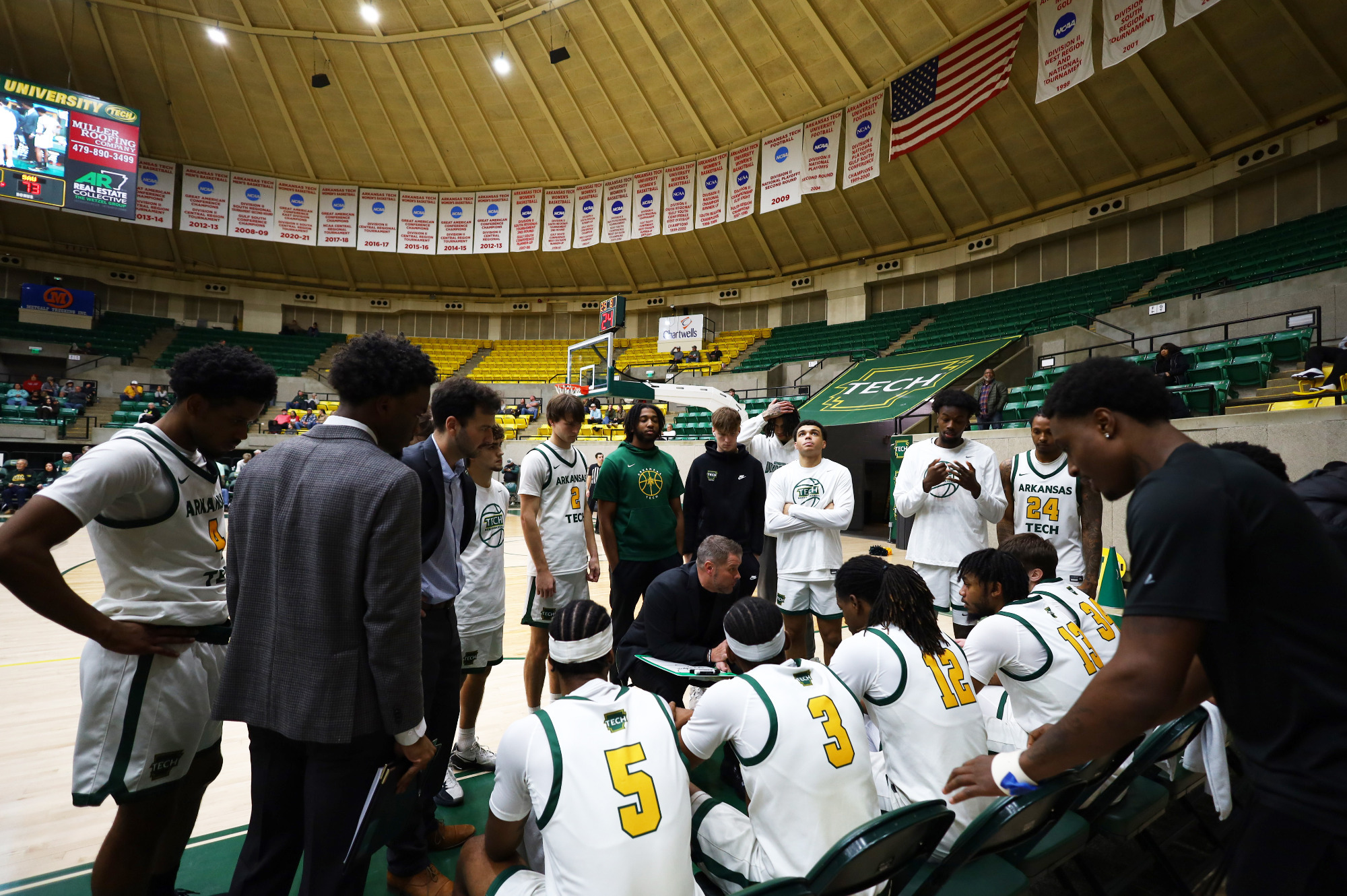 MBB team huddle  vs. SAU