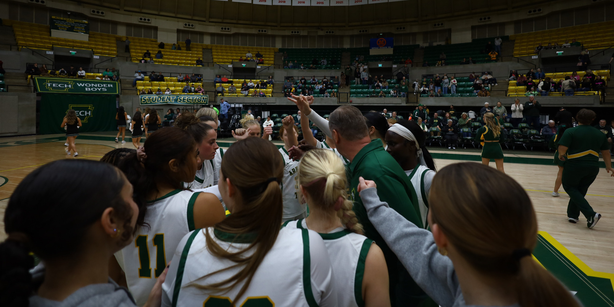 WBB huddle after Ouachita win