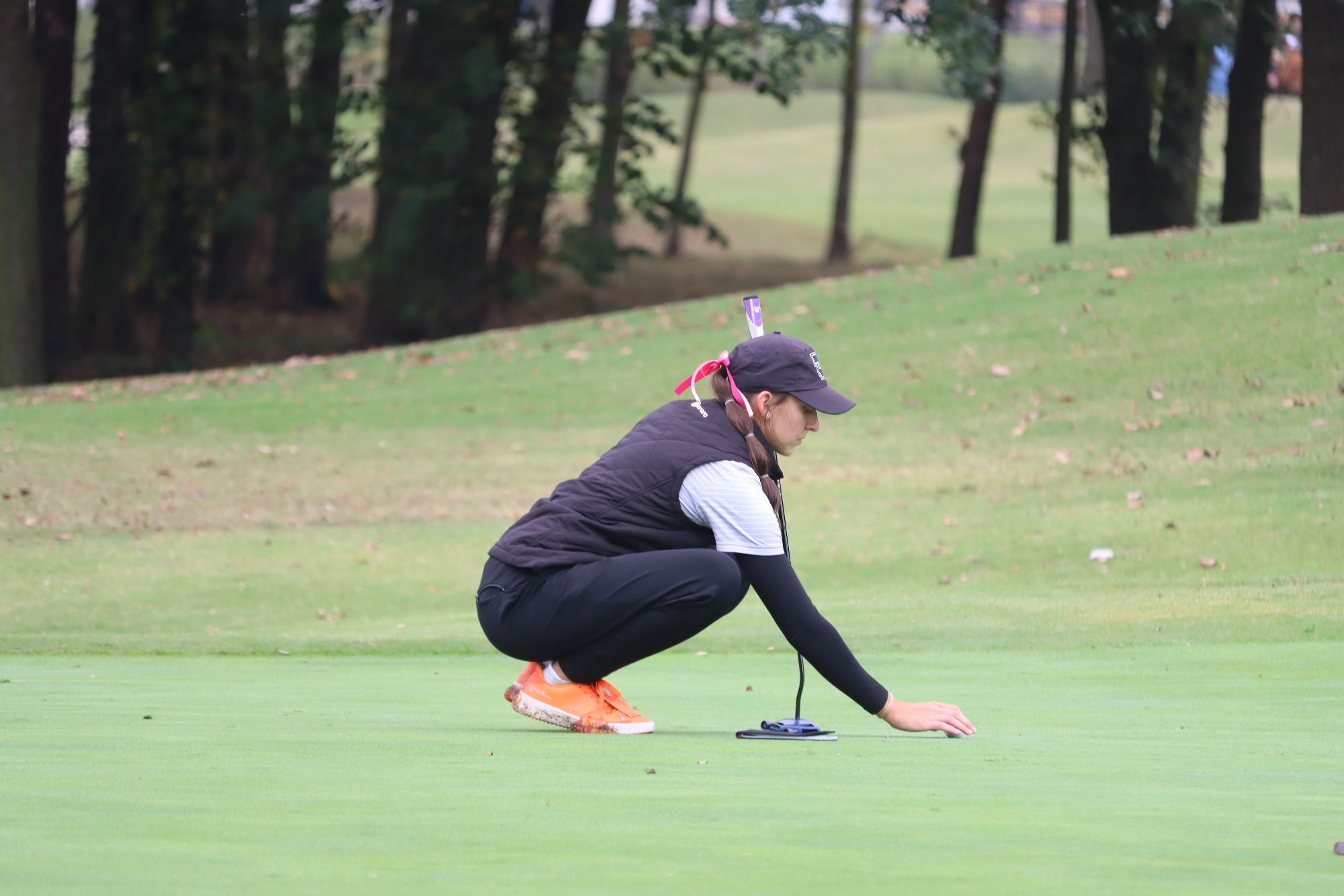Jaylee Castro over a putt